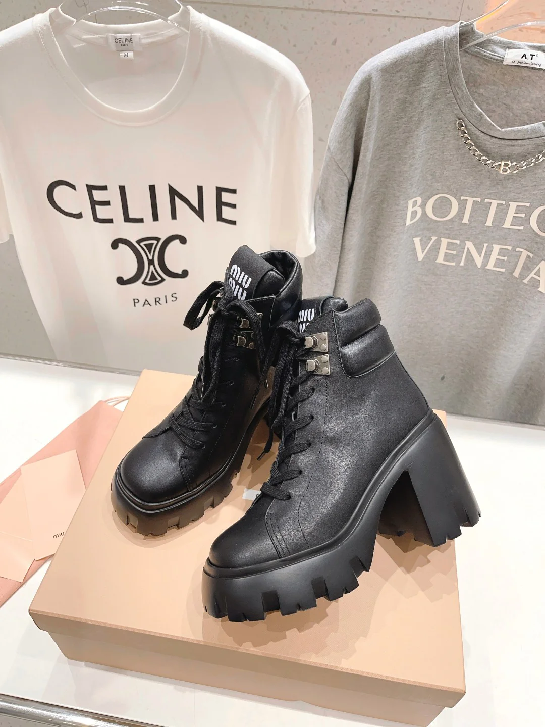 Новинка осенне-зимней коллекции Miu Miu 2023 — ботильоны на высоком каблуке и платформе.