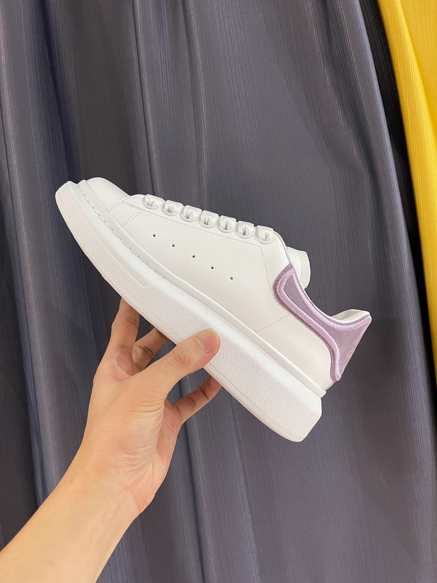 Классические белые кроссовки McQueen - унисекс - фиолетовый бархат - вышитая пятка - премиум-издание