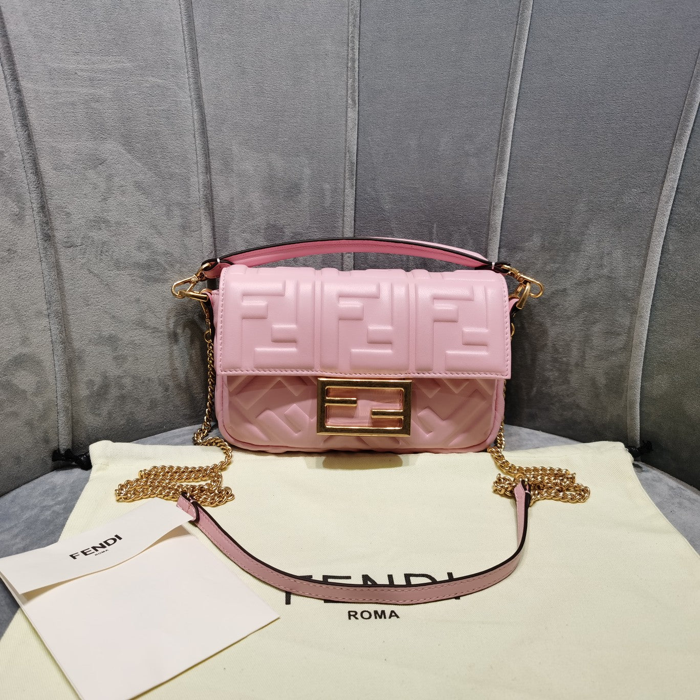 Маленькая кожаная сумка Fendi Baguette розового цвета