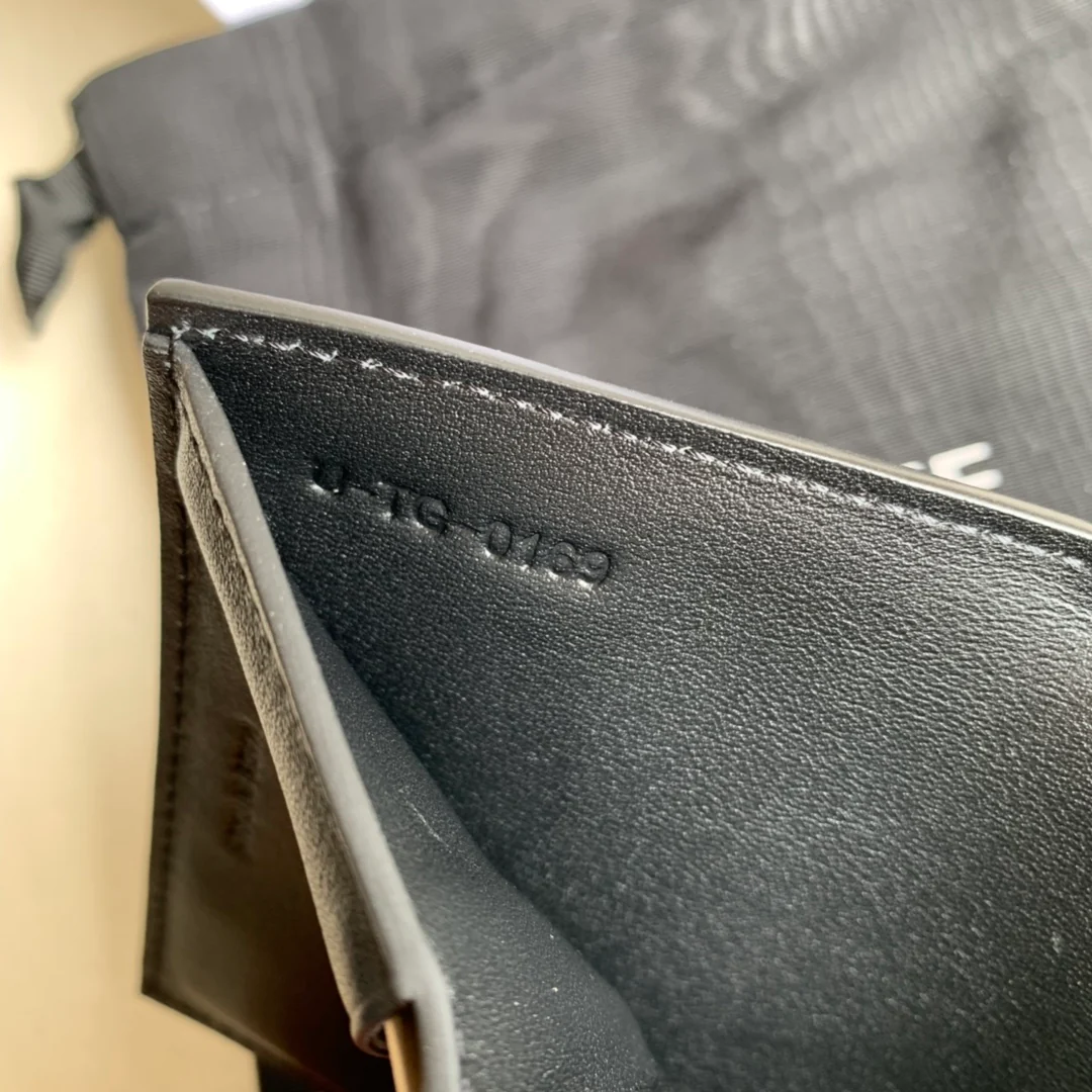 Короткий трехсекционный кошелек Celine - с принтом в виде пальмовых листьев, черный.