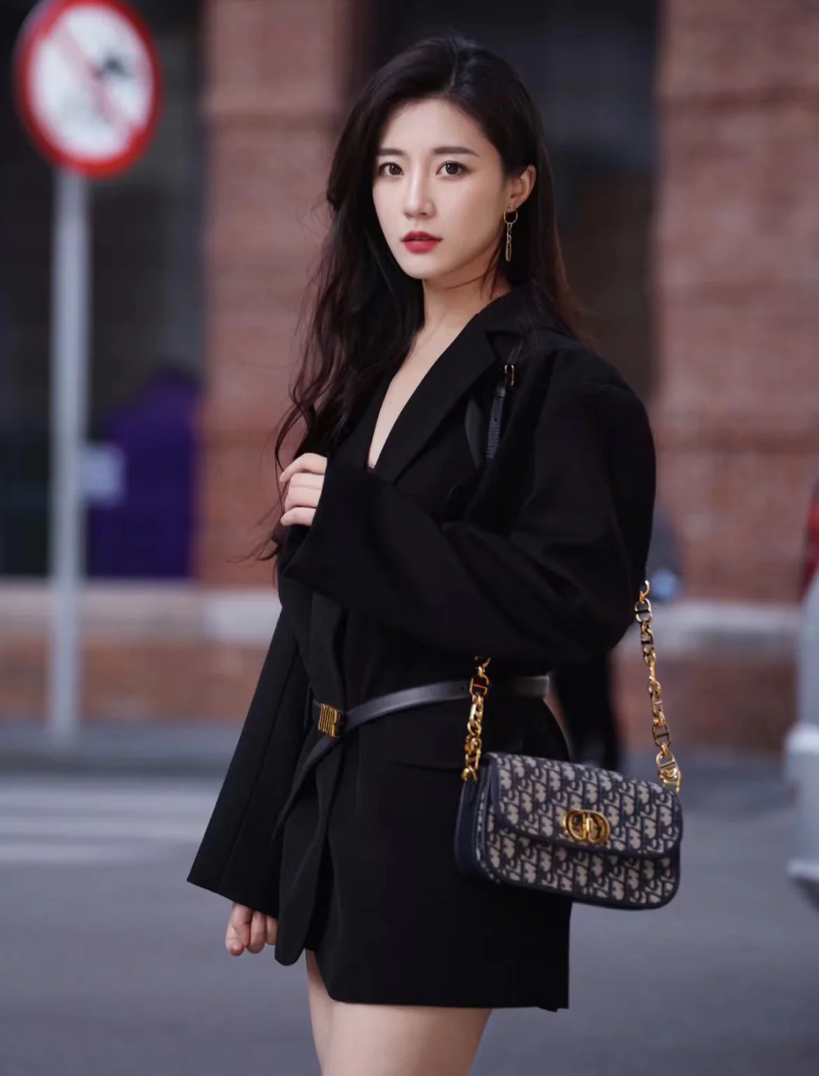 Сумка Dior Montaigne Avenue на цепочке — фото в действии.