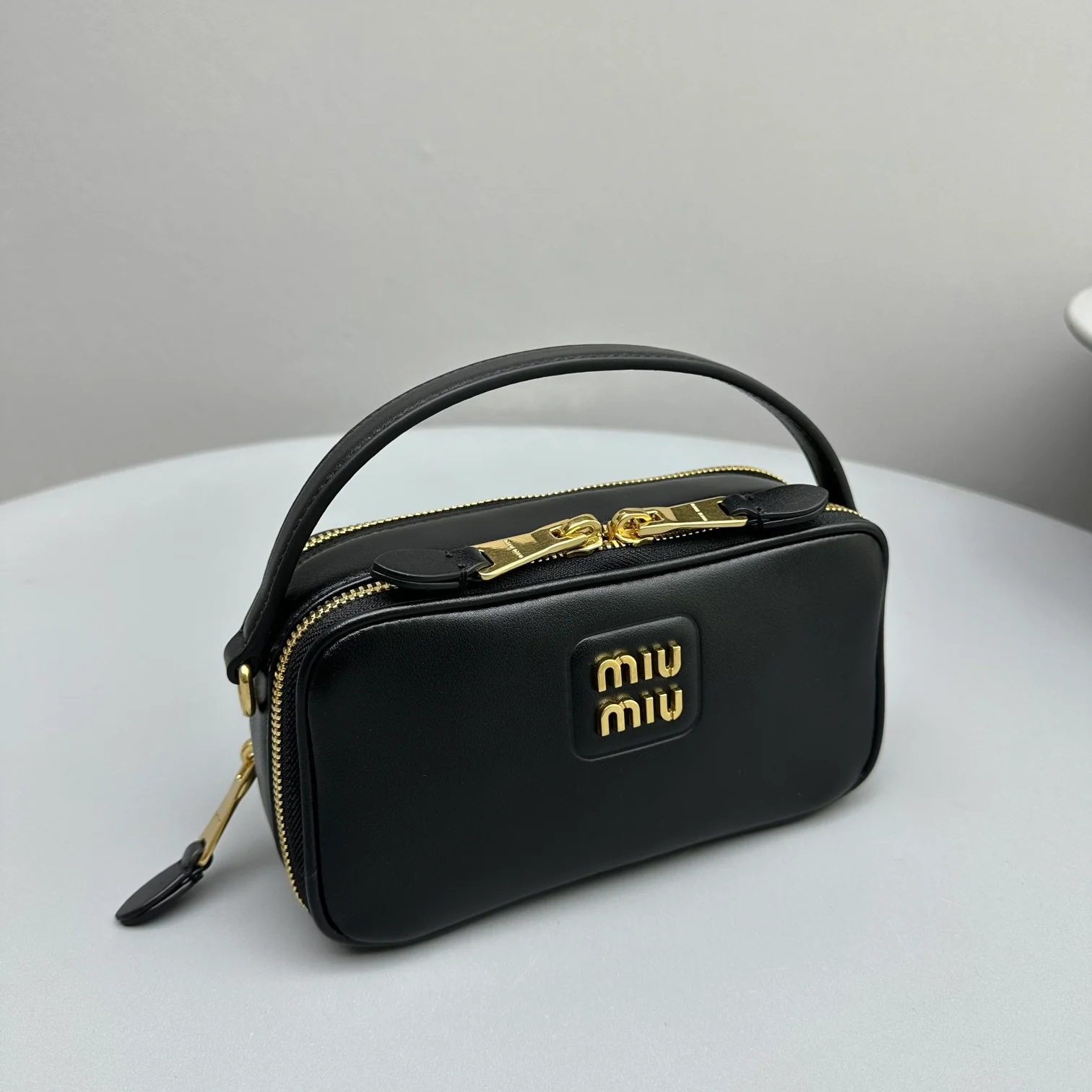 Сумка/кроссбоди для фотоаппарата Miu Miu из осенне-зимней коллекции - полностью кожаная, черная.