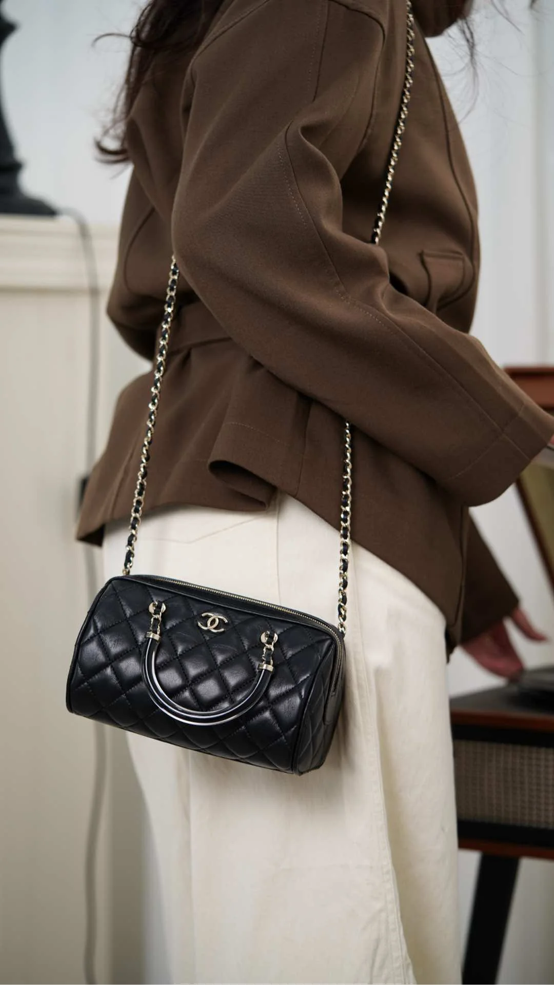 Сумка Chanel 25c Boston Bowling Bag — черно-золотая.