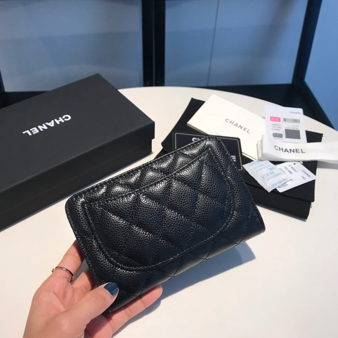 Куртка средней длины из серии Chanel CF — черная зернистая кожа с серебристой фурнитурой.