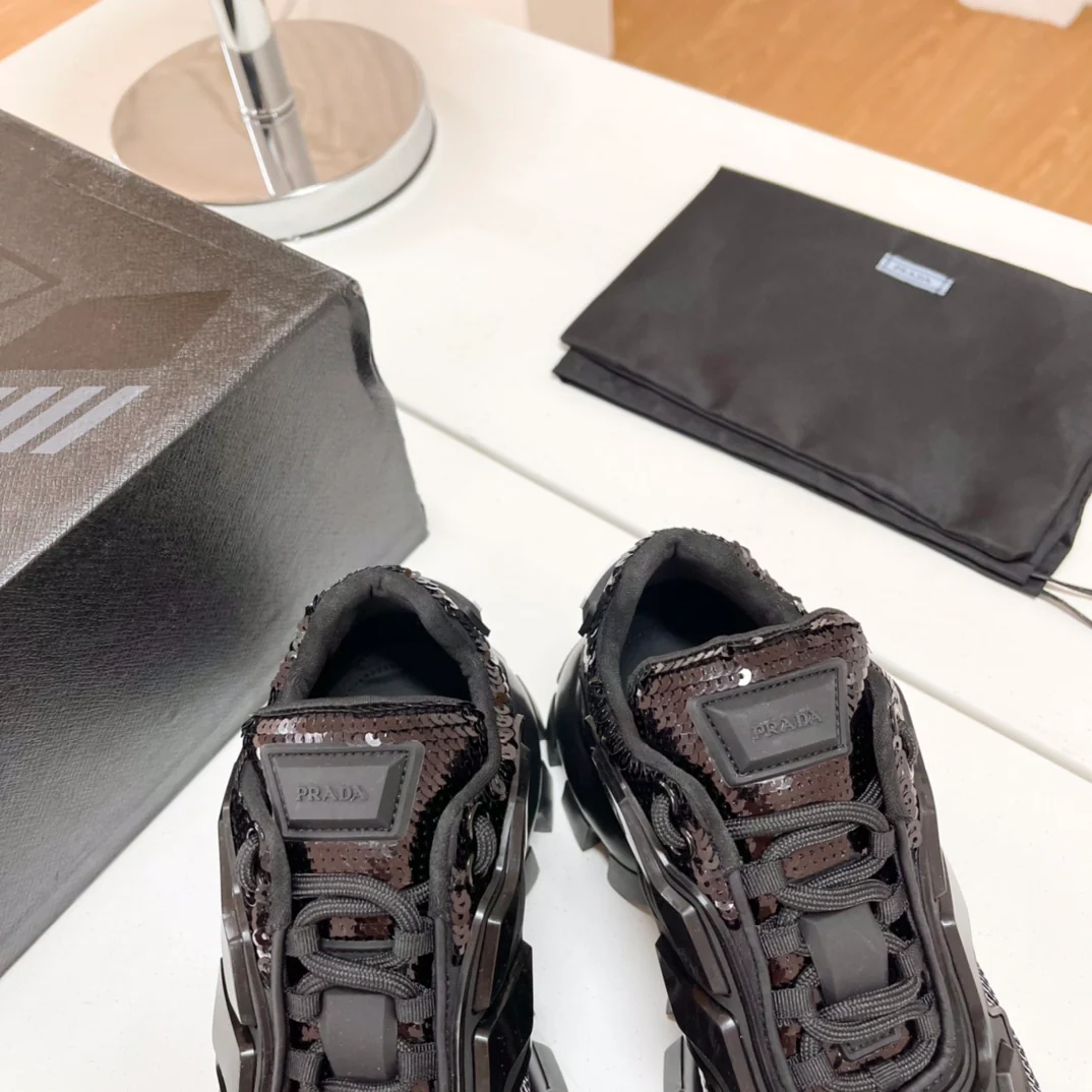 Обувь Prada - коллекция Prada ранней весны 2022 года - блестящие массивные кроссовки