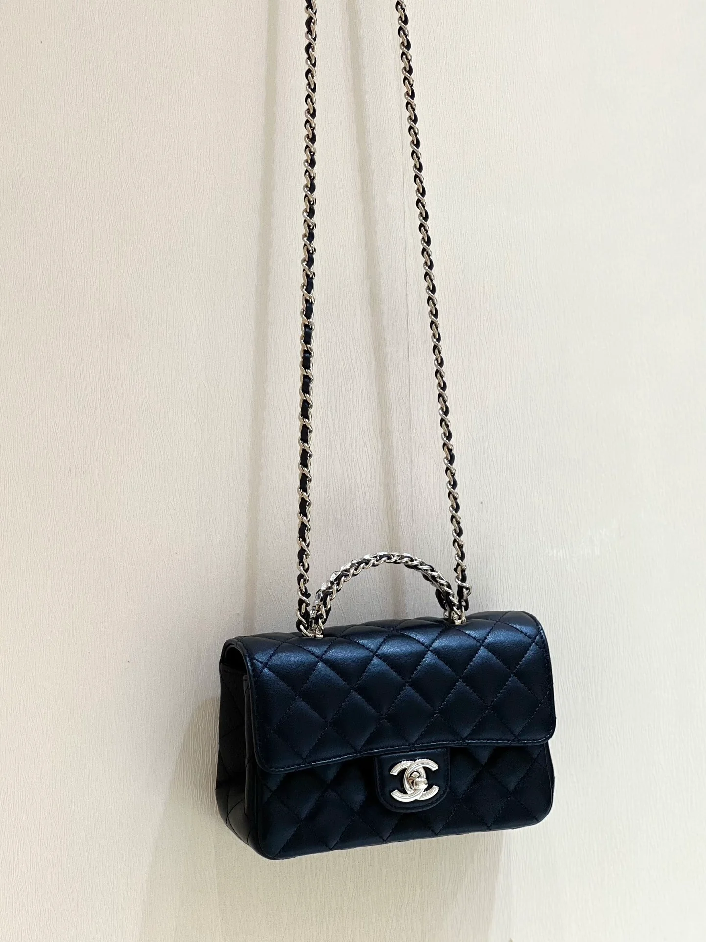 Ручка сумки Chanel 23a CF со стразами - черная