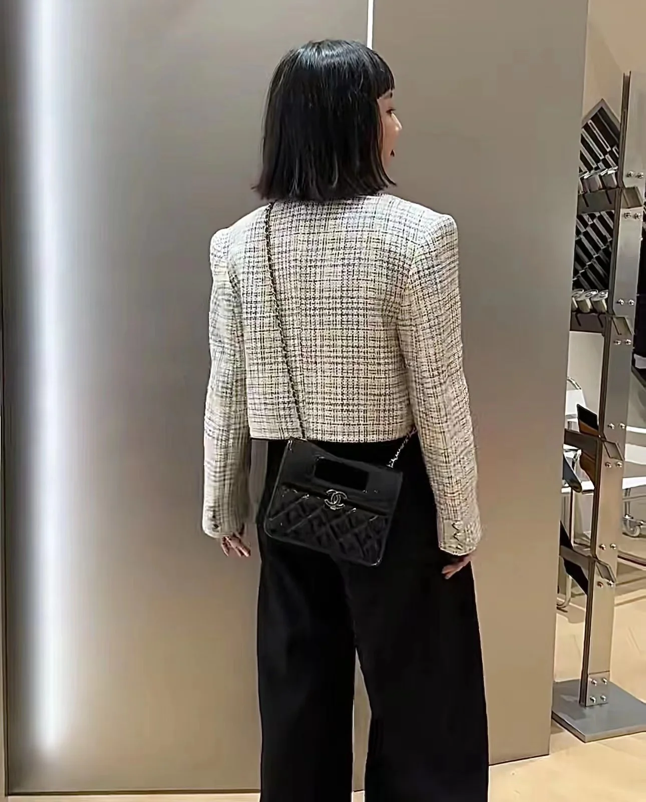 Новинка сезона весна/лето 2023 от Chanel - лакированная кожа - сумка-конверт - фотографии в действии.