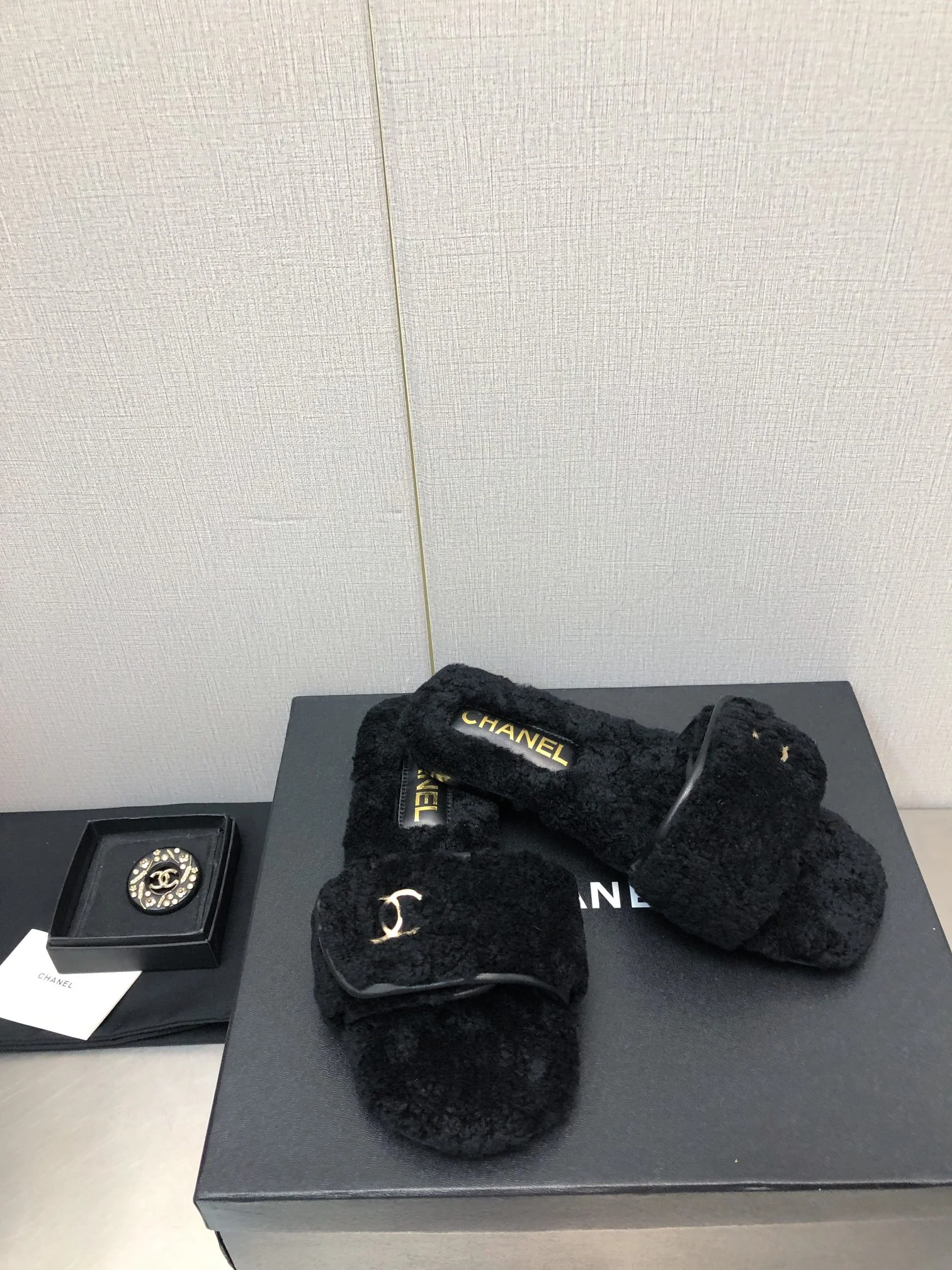 Chanel - Меховые тапочки с двойной буквой С - Черные