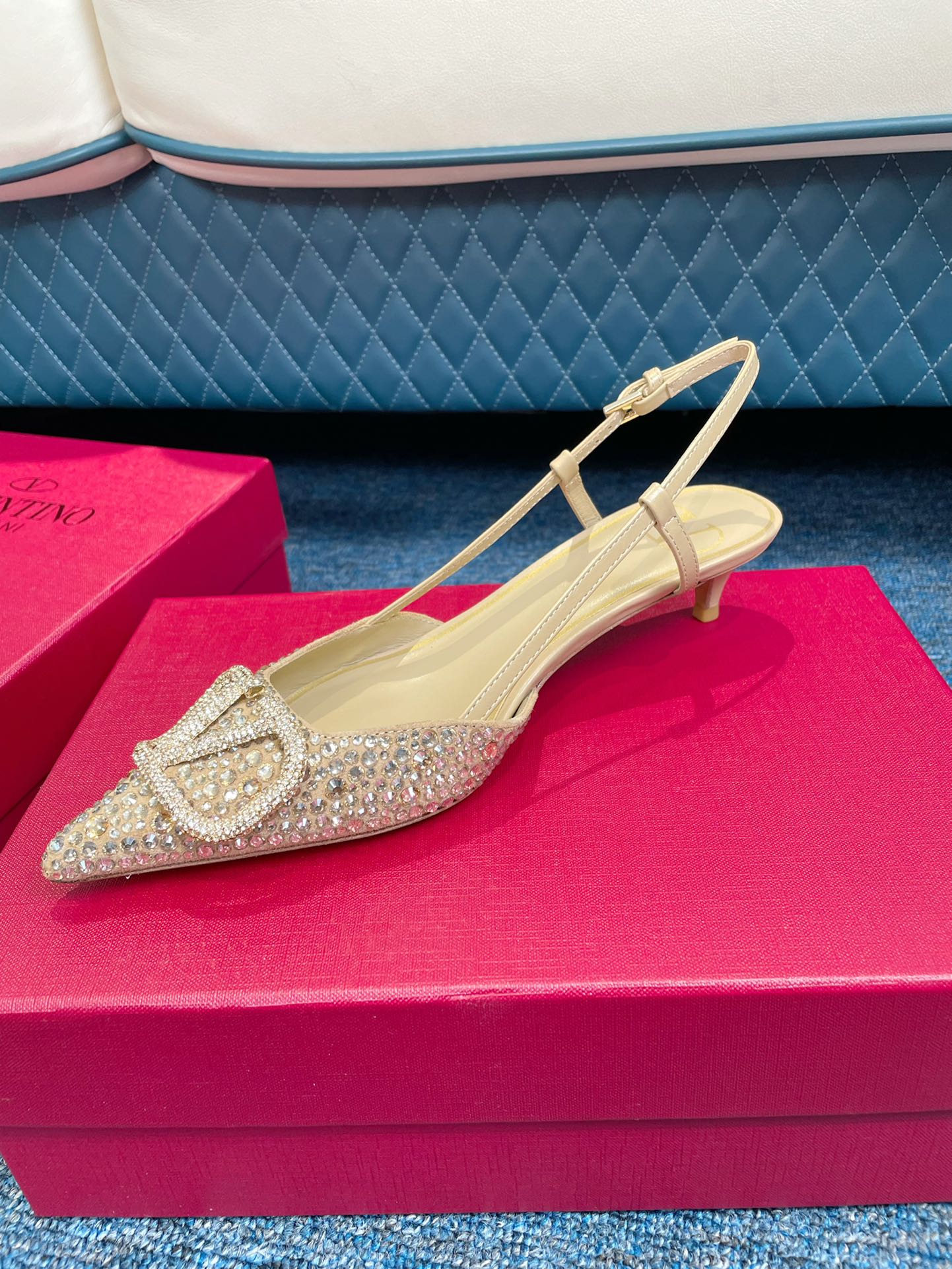 Новинка сезона весна/лето 2022 от Valentino: роскошные замшевые босоножки на высоком каблуке с острым носком и открытой пяткой, украшенные стразами.