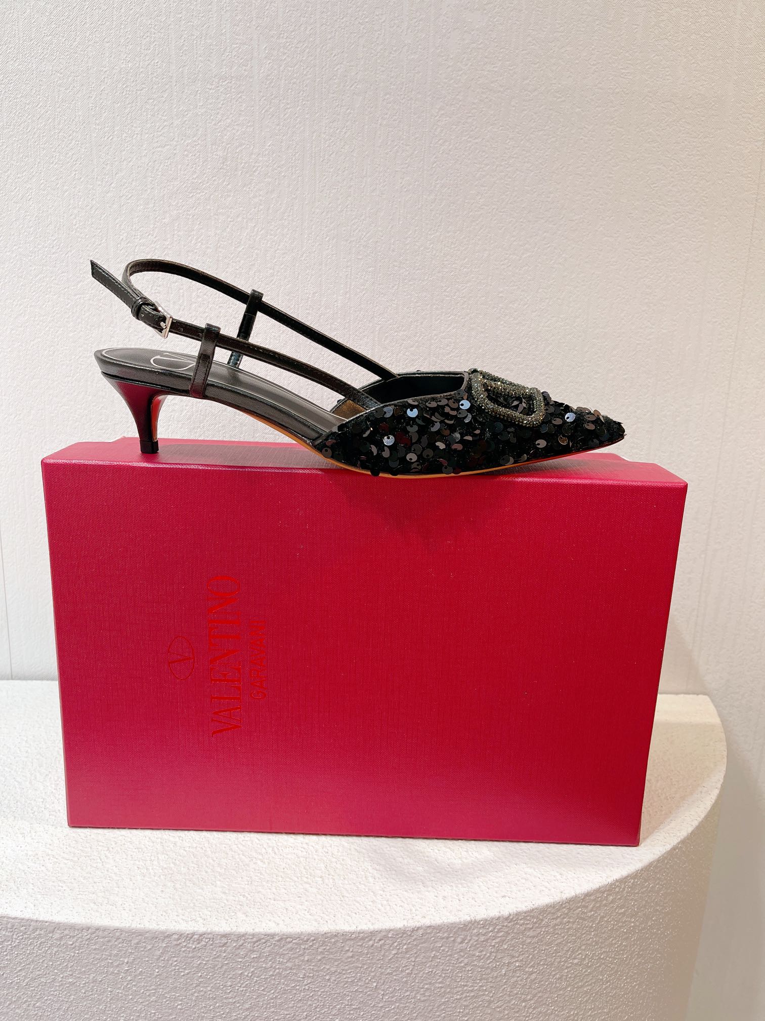 Новинка с официального сайта Valentino 2023 — Глянцевые босоножки на низком каблуке с острым носком — 4 см — Черные