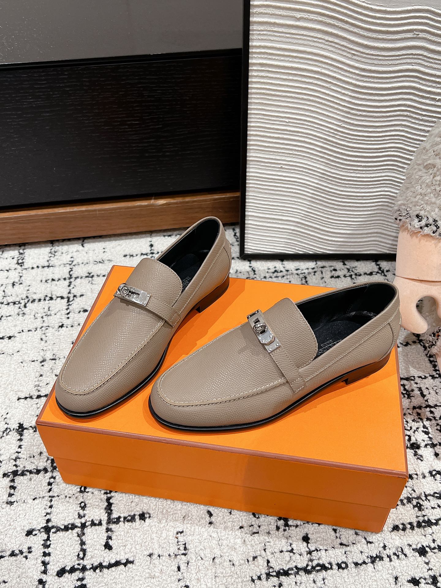 Лоферы Hermes Kelly 2024 — цвет ?Молочный чай?.