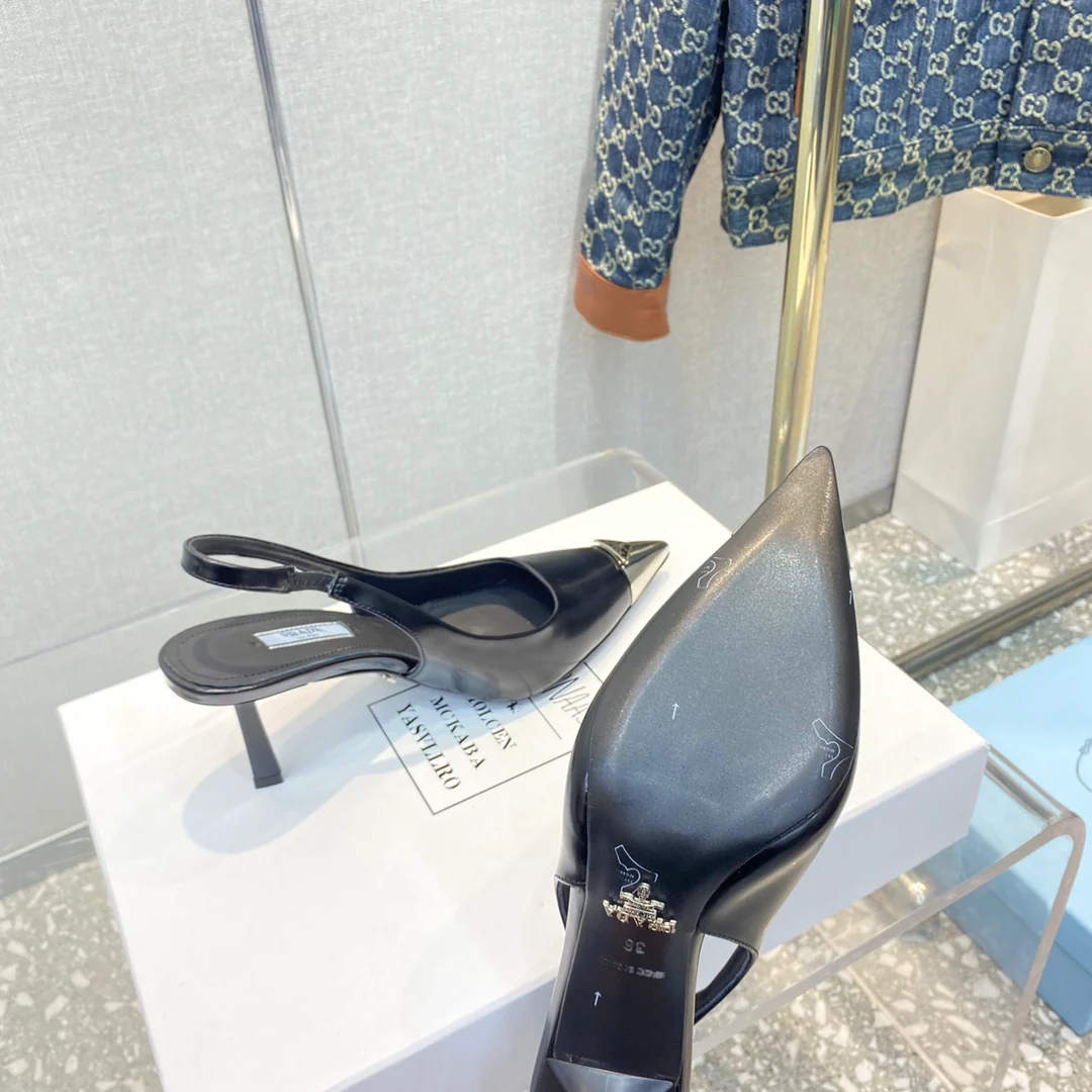 Новинка сезона весна/лето 2023 от Prada - сандалии с острым носком.