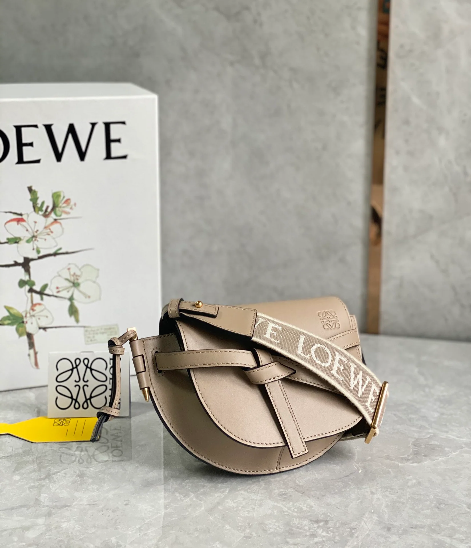 Сумка на два седла Loewe Gate Dual Mini Saddle Bag - светло-коричневая.