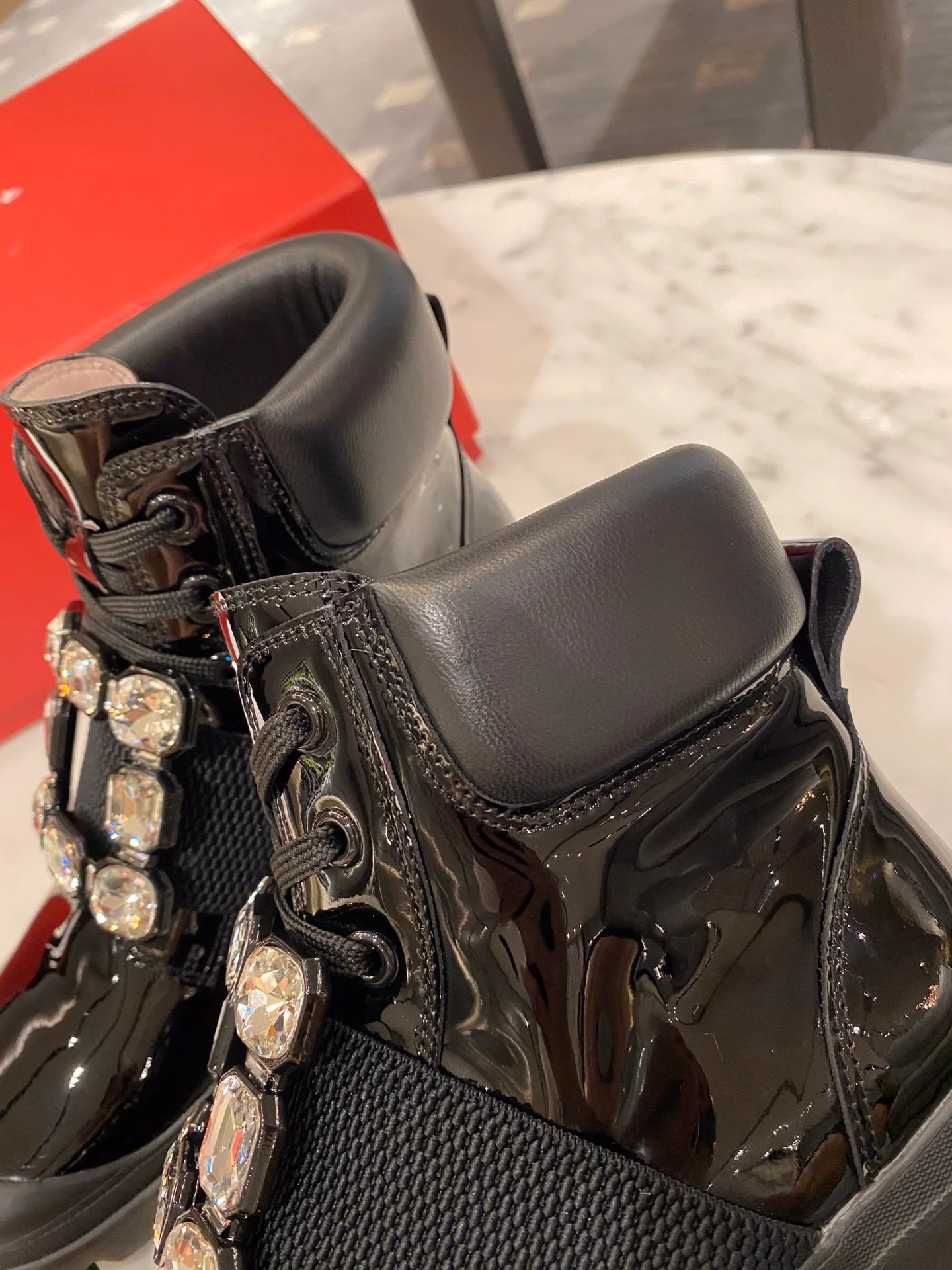 Ботильоны RV из осенне-зимней коллекции с квадратной пряжкой и тонкой шнуровкой, лакированная кожа, черные.