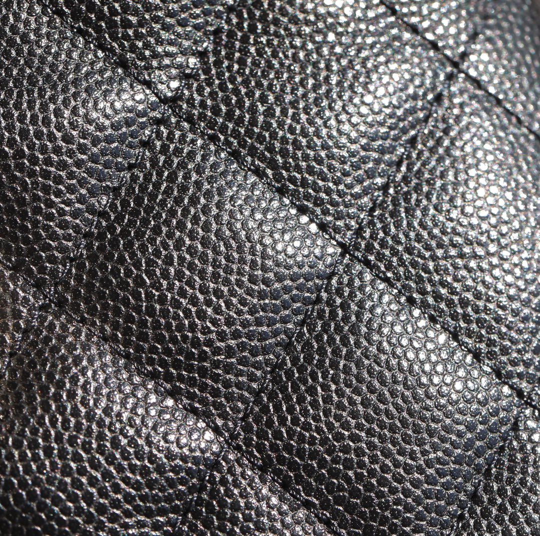 Сумка Chanel с цепочкой и клапаном — черная с фурнитурой из светлого золота.