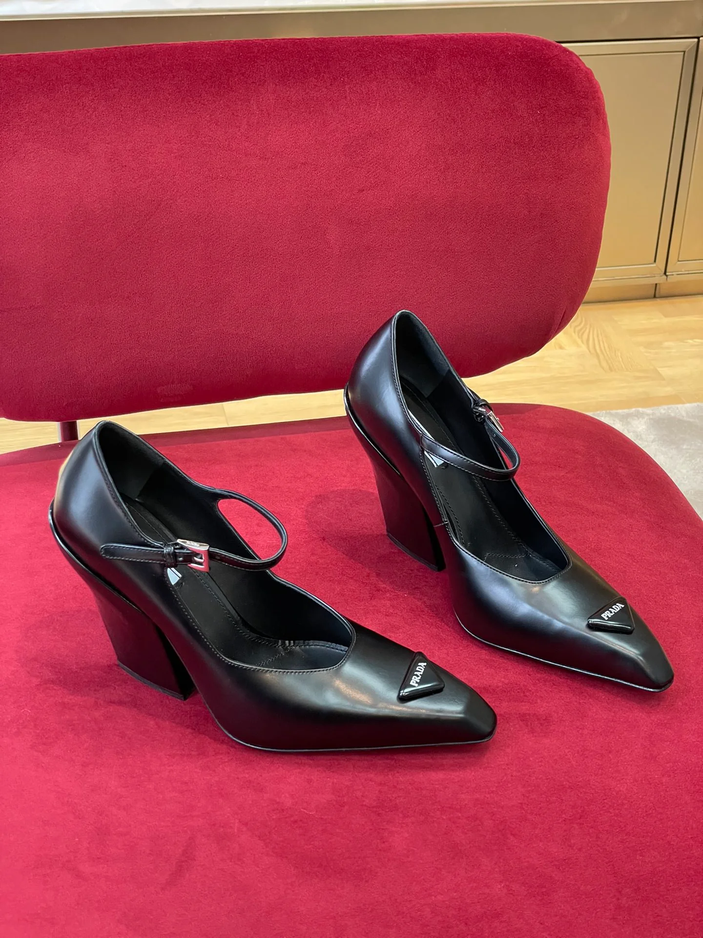 Коллекция Prada осень/зима 2022 на подиуме - туфли на высоком каблуке