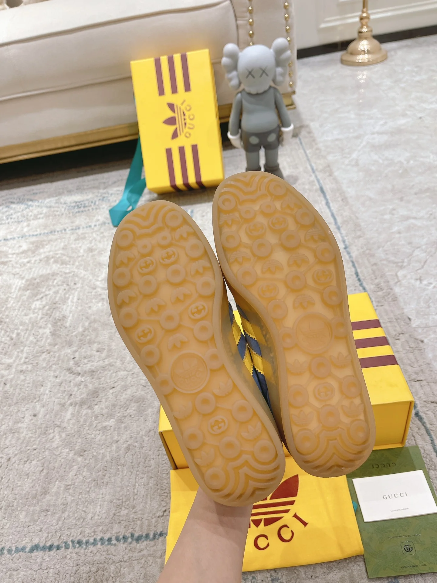 Новинки осенне-зимней коллекции Gucci 2022 — образ с подиума Недели моды — немецкие кроссовки для тренировок — коллаборация.