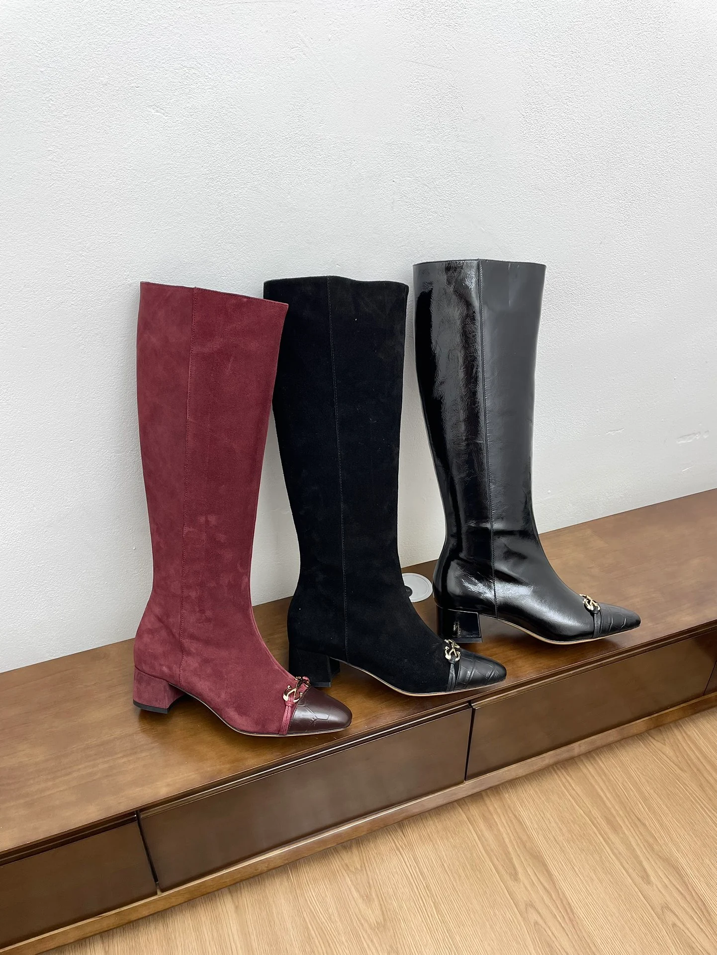 Ботинки на массивном каблуке Salvatore Ferragamo 2024 — изображение из коллекции