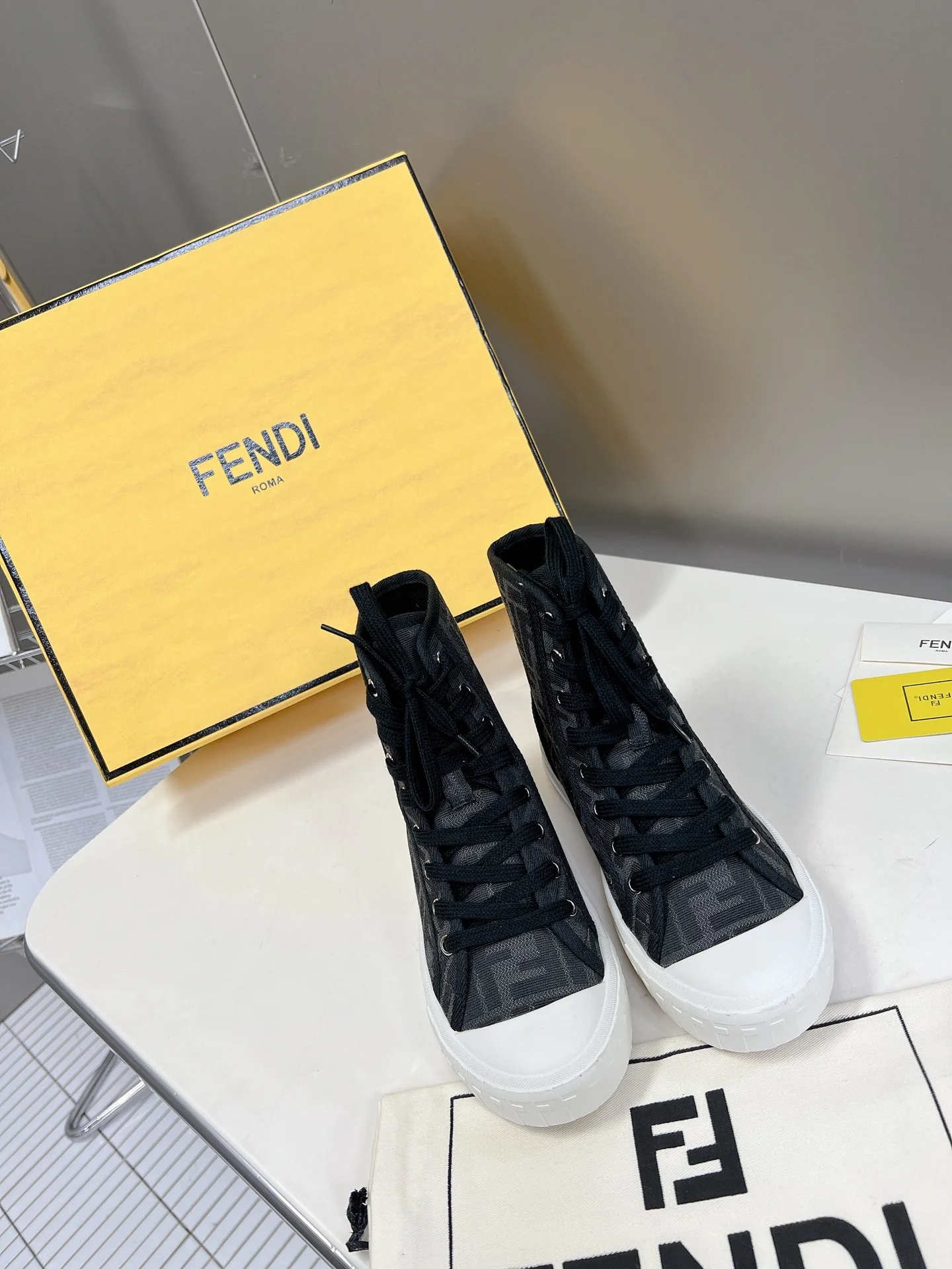 Fendi - Новинка сезона осень/зима 2022 - Высокие повседневные туфли с монограммой - 1