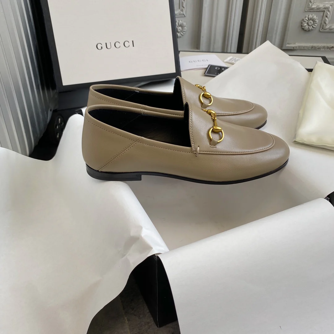 Новинка сезона весна/лето 2022 — двусторонние лоферы Gucci с пряжкой в ??виде конской уздечки.