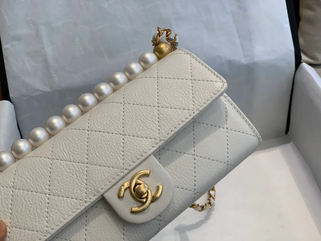 Chanel - с жемчужной цепочкой WOC-1