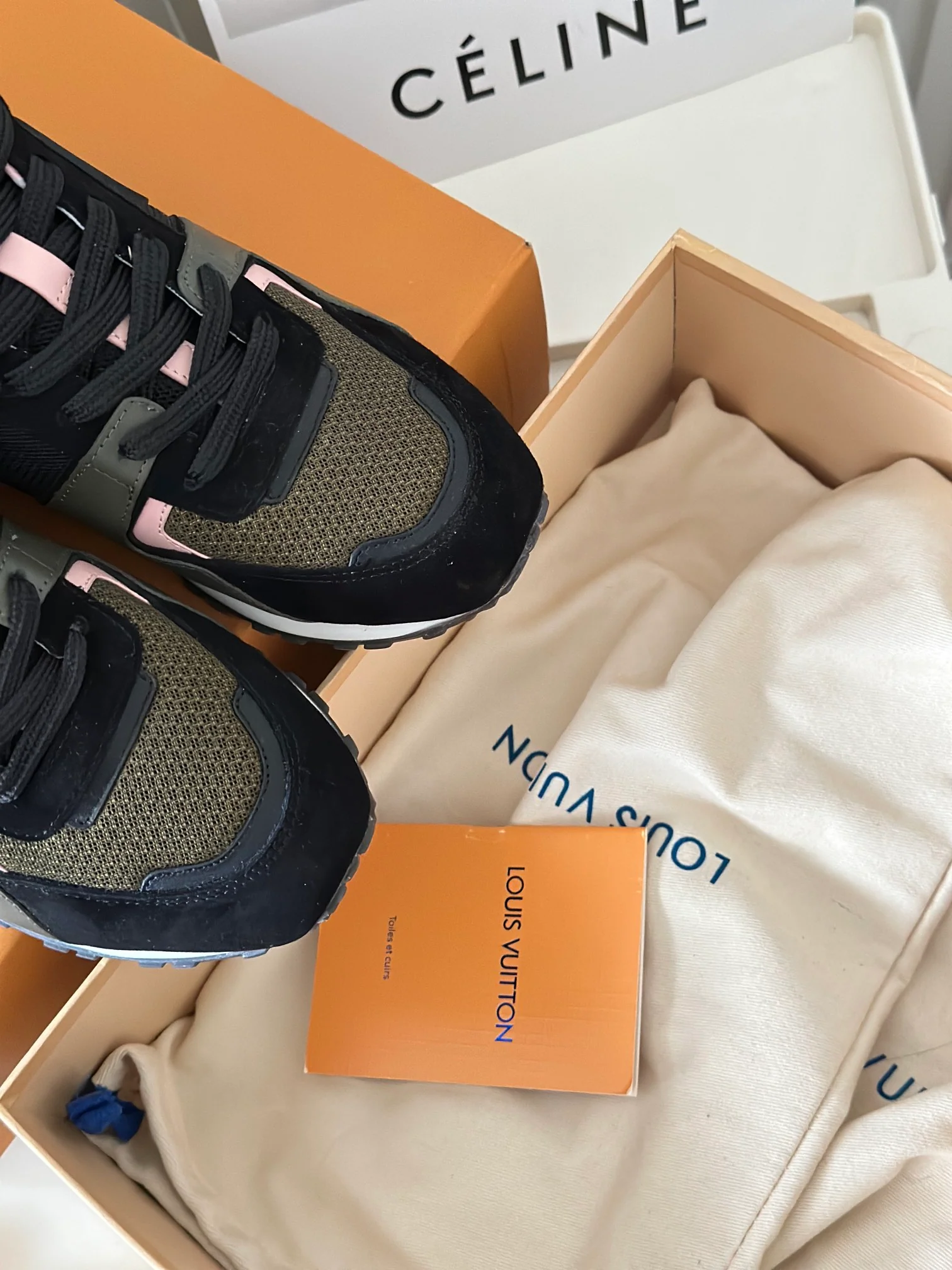 Кроссовки LV Runaway - армейский розовый с зеленым оттенком