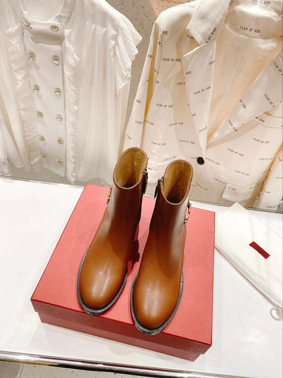 Ботильоны Valentino на низком каблуке – верблюжьего цвета.