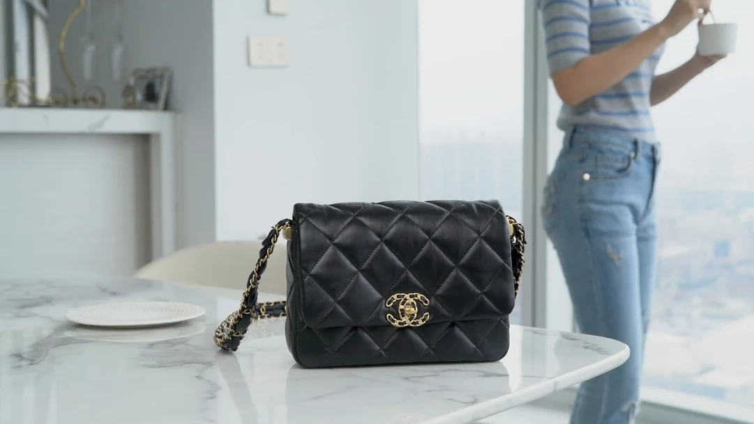 Коллекция Chanel осень/зима - сумка с широким плечевым ремнем и клапаном, черная с золотыми вставками из мятой телячьей кожи.