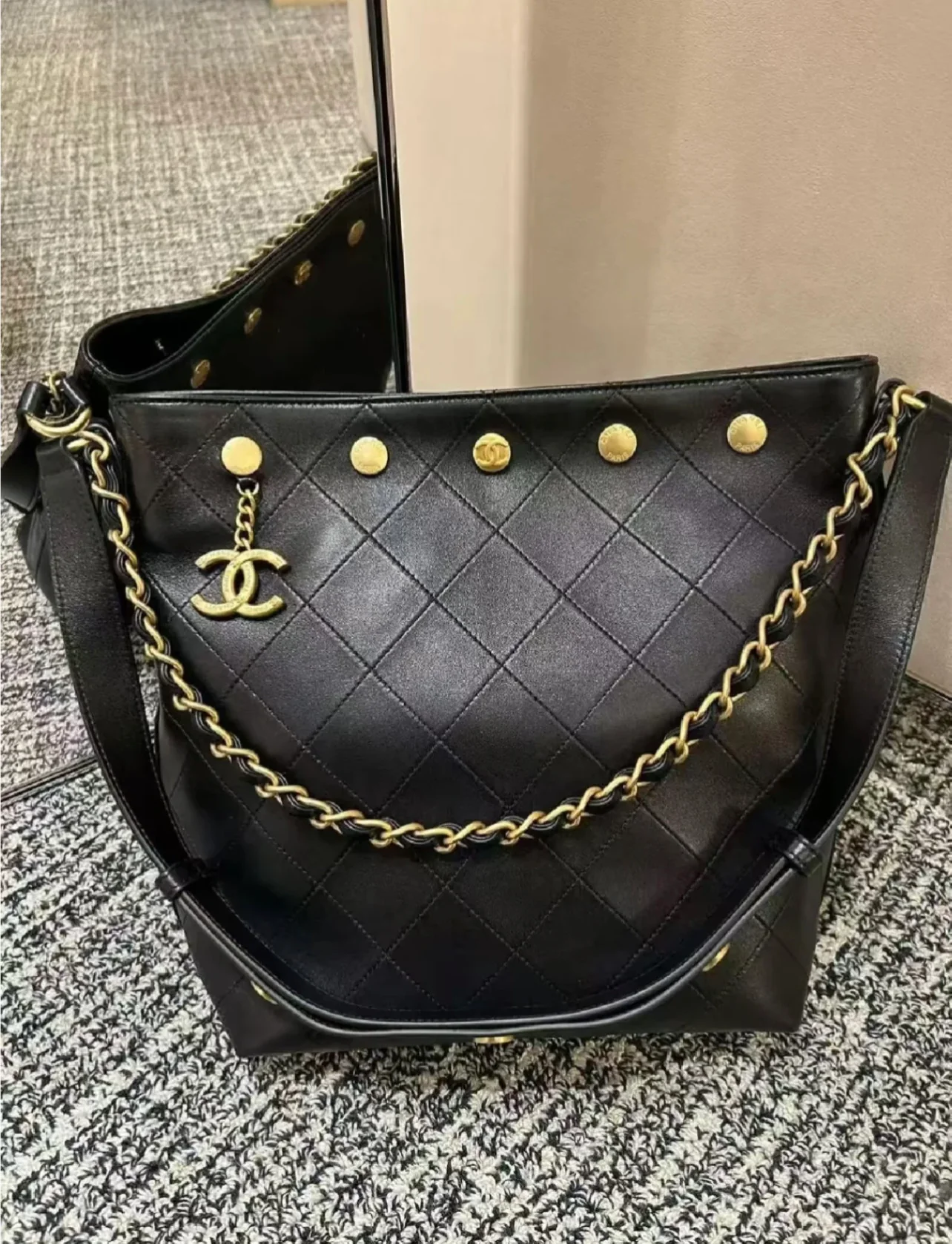 Сумка Chanel в стиле хиппи с золотой монетой 25 пенсов — черно-золотая.