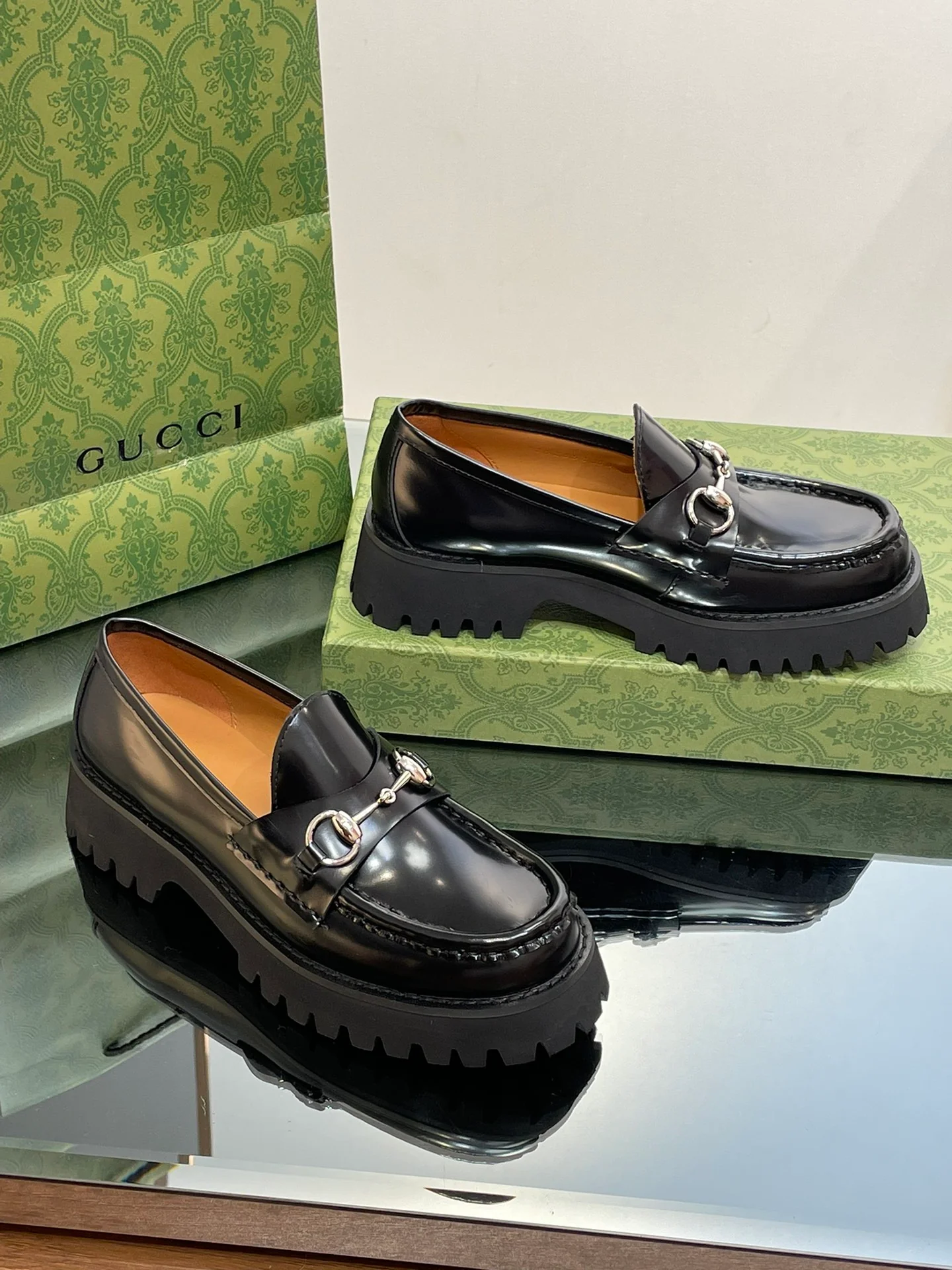 Лоферы Gucci 2024 на платформе с серебряной пряжкой и пряжкой в ??виде конской уздечки - черные