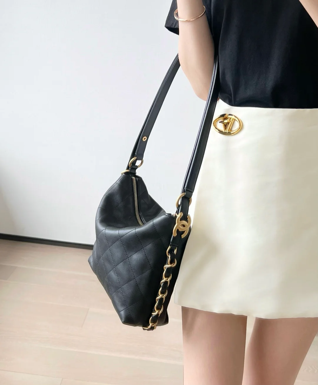 Рюкзак Chanel весна/лето 2020, маленький, черный с золотой пряжкой.