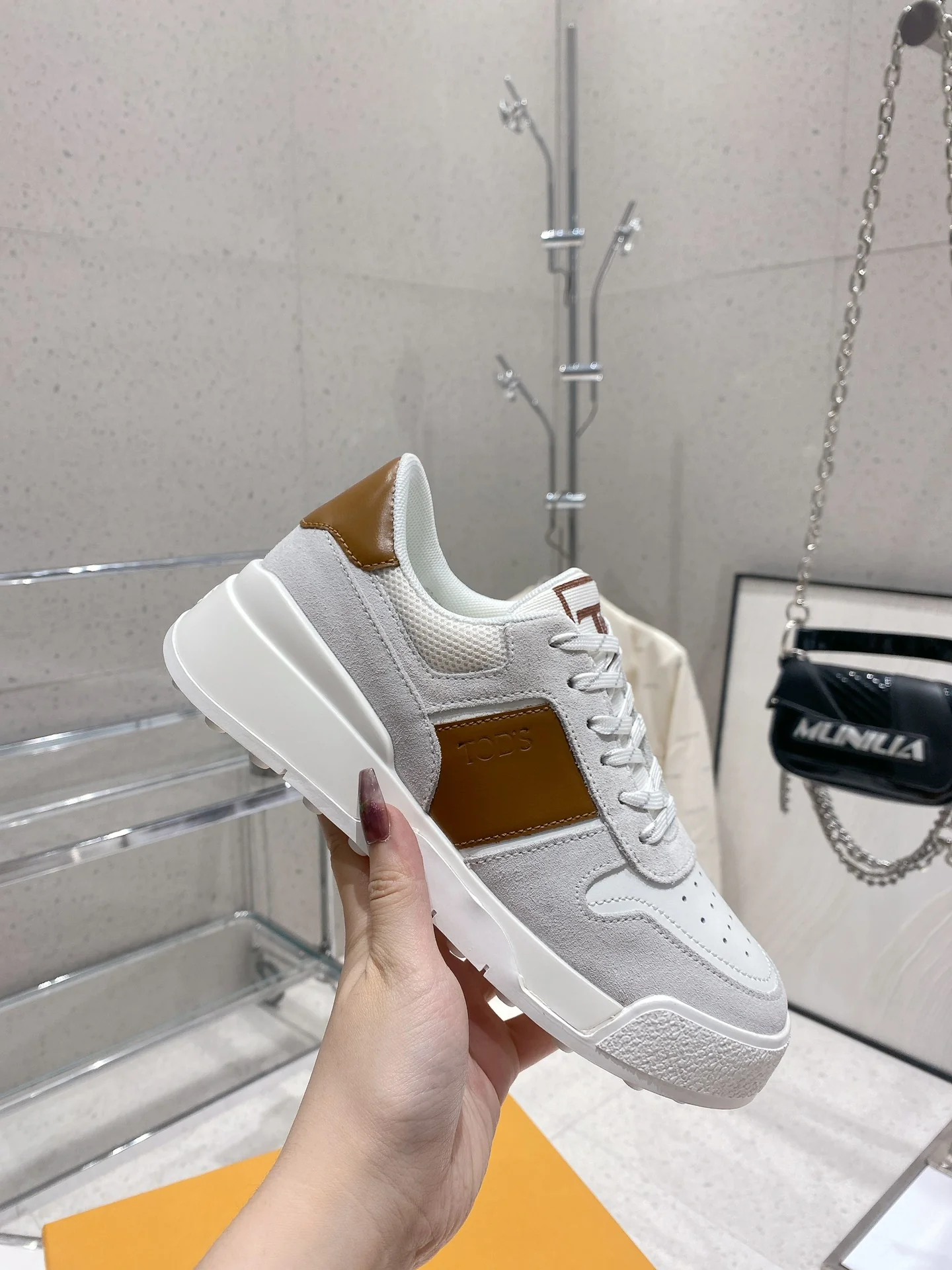 Весенняя коллекция Tods 2023 — Повседневная обувь — Парная модель — Коричневая отделка