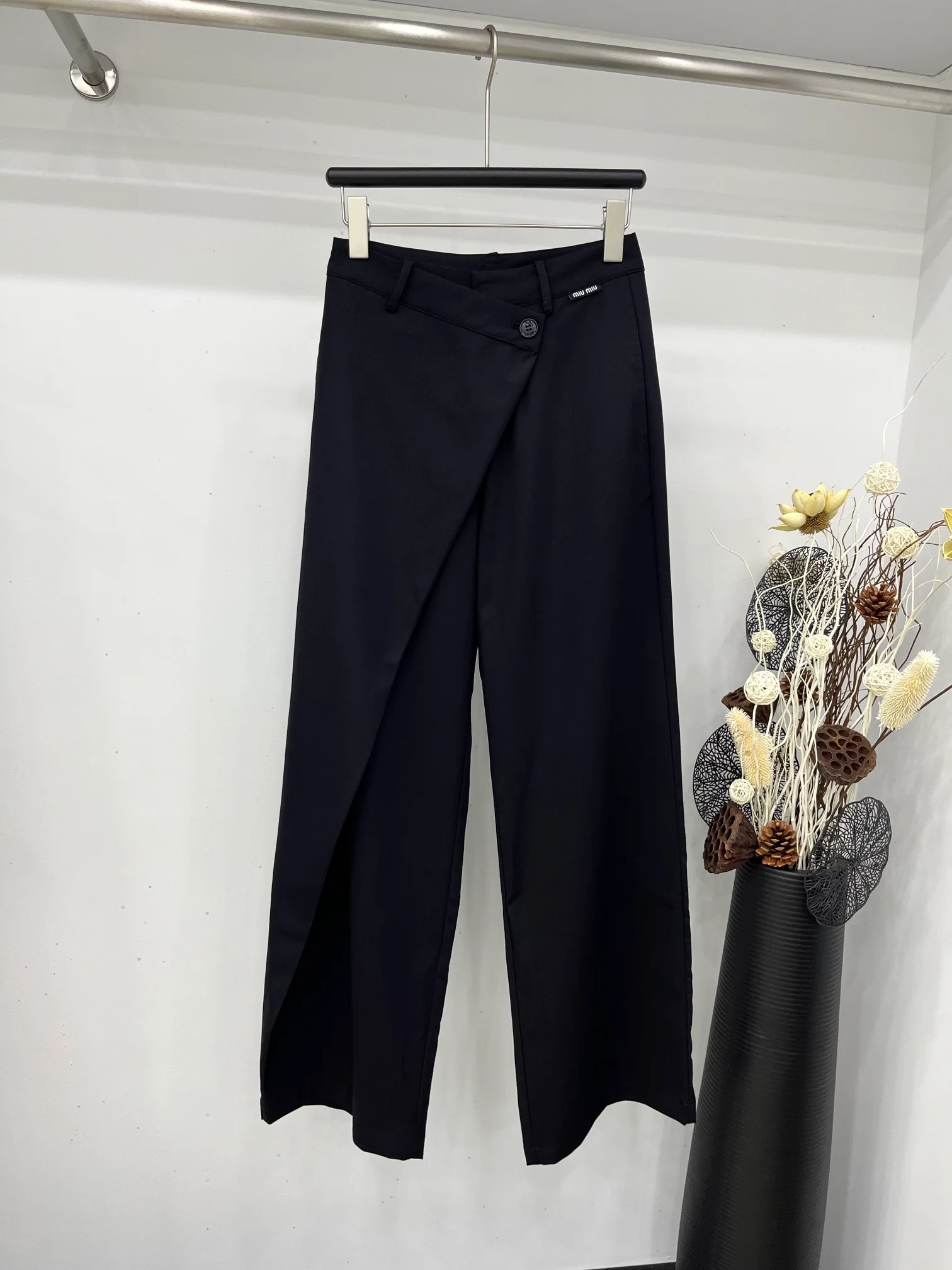 Miu Miu - 2404 - Брюки-платье с диагональной застежкой, модель 24 - Черный