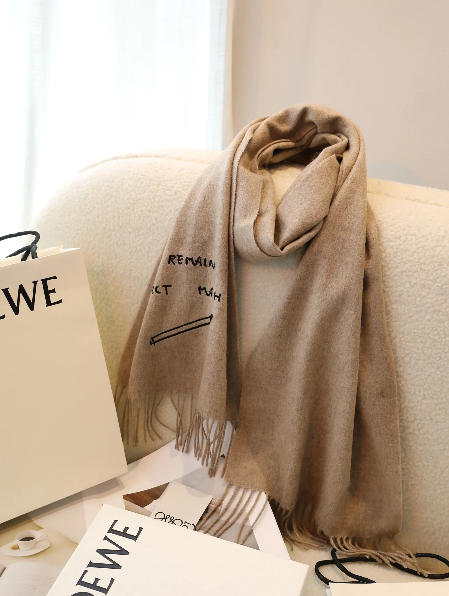 Шарф Loewe с вышивкой пуговицами в виде анаграммы - 35 см - 180 см - 100% овечья шерсть