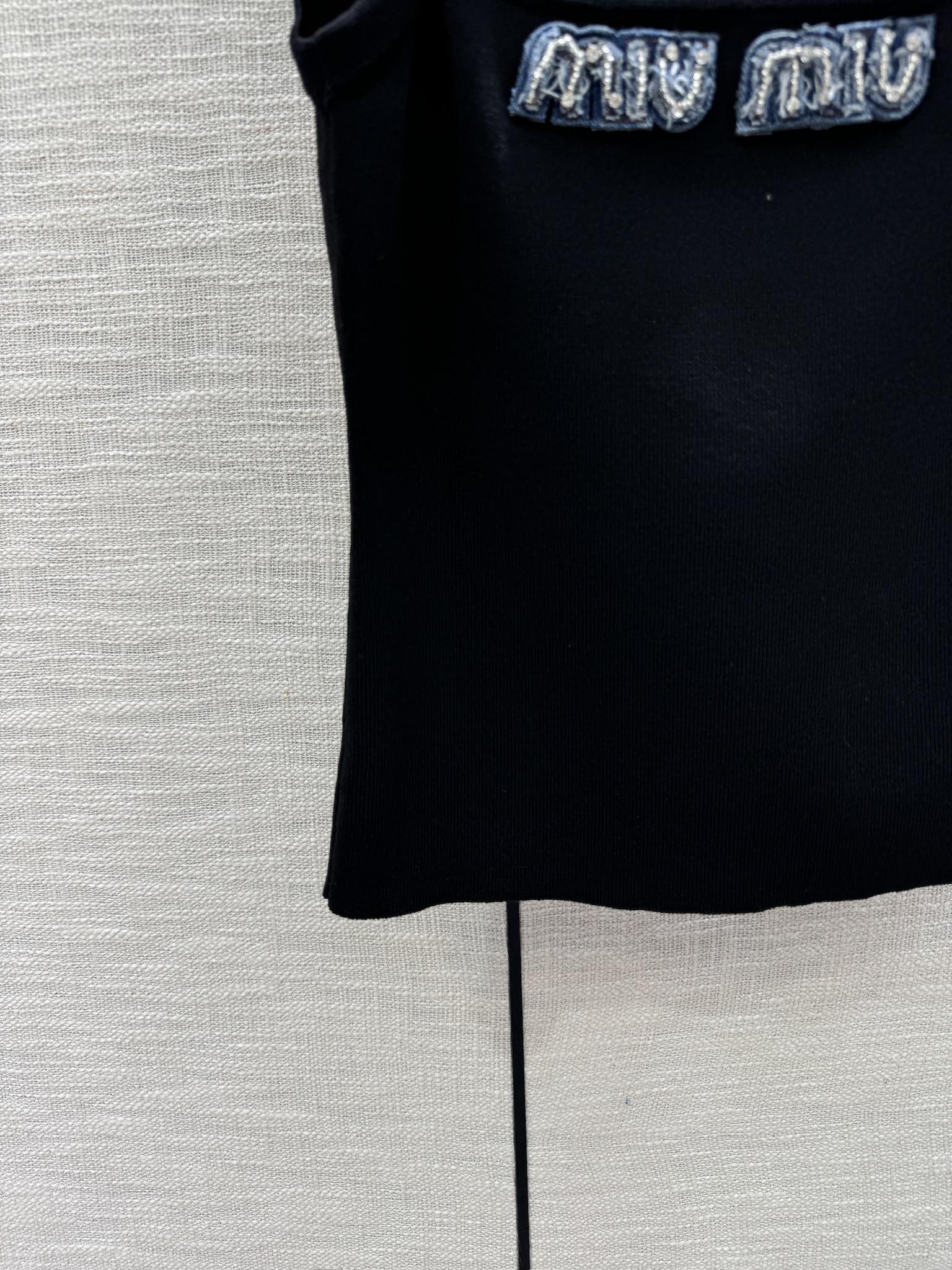 Жилет Miu Miu-2404 из плотной трикотажной ткани с объемной вышивкой бисером, черный.