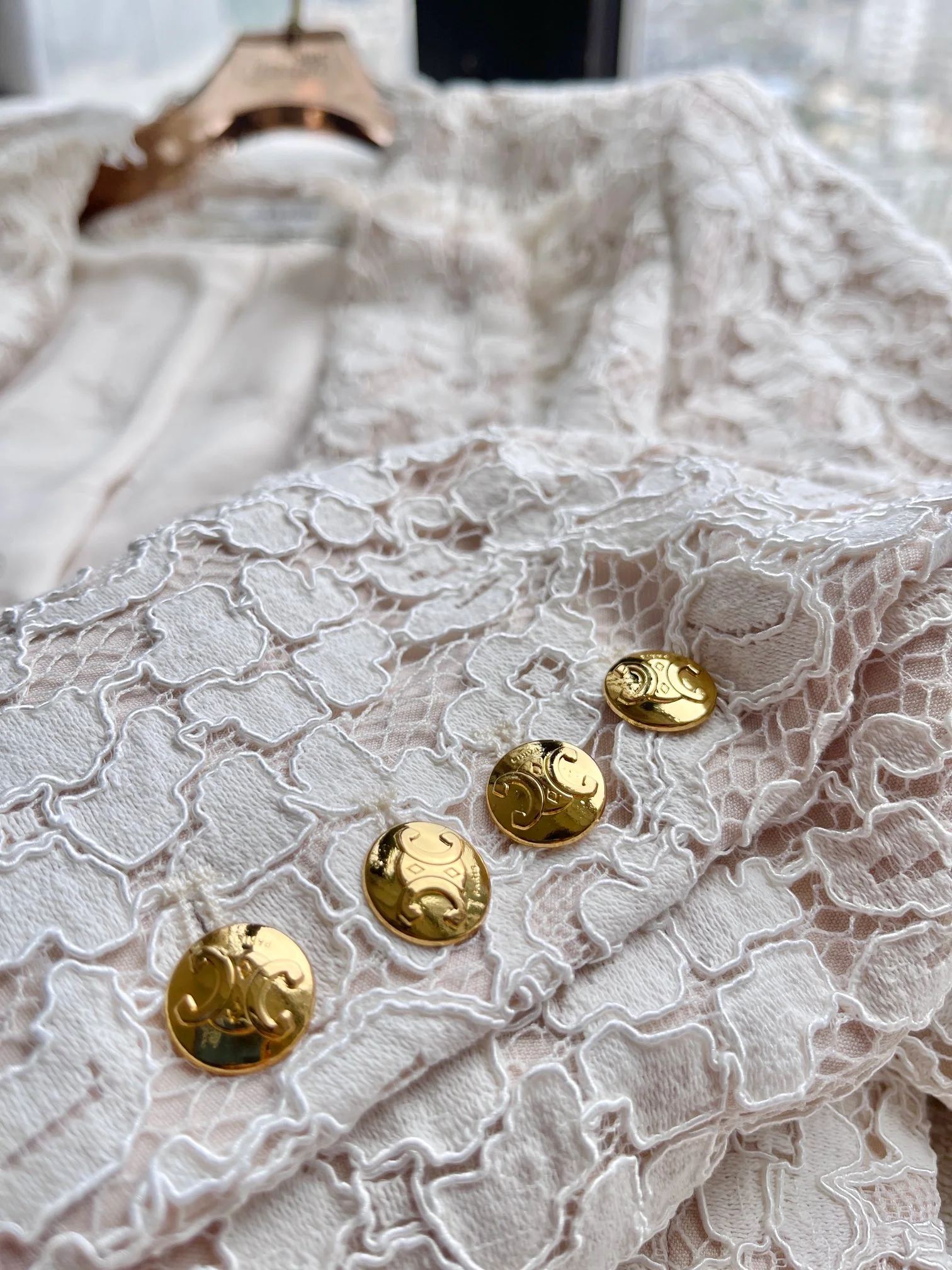 Celine-2403 - Пальто с ажурной кружевной отделкой