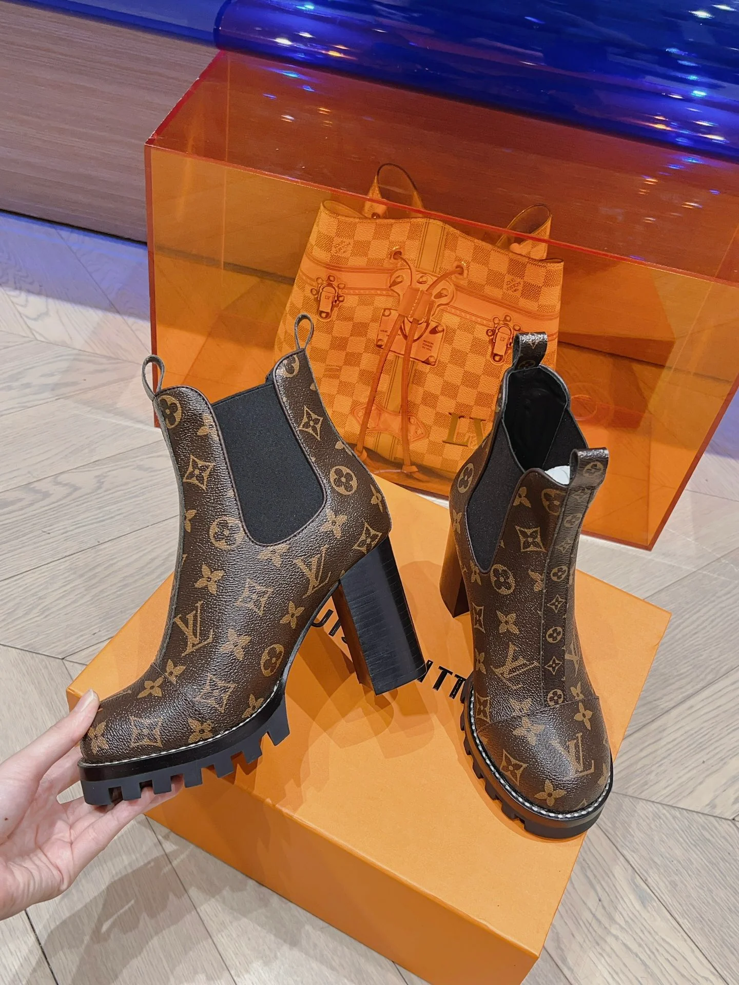 LV - Новинка сезона осень/зима 2023 - Ботильоны на высоком каблуке - Узор ?монограмма?