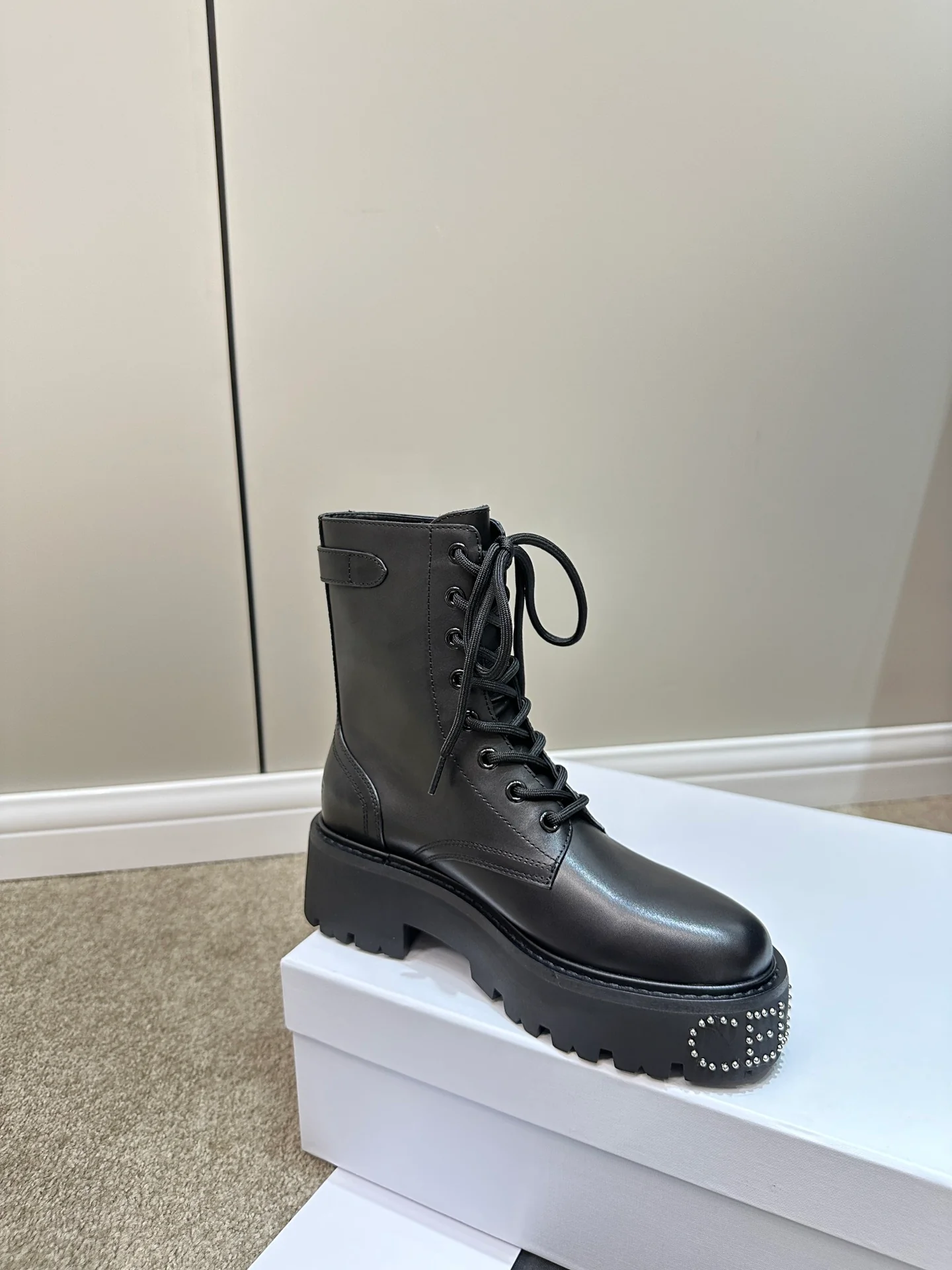 Ботильоны Celine на платформе из телячьей кожи, черные, со шнуровкой.