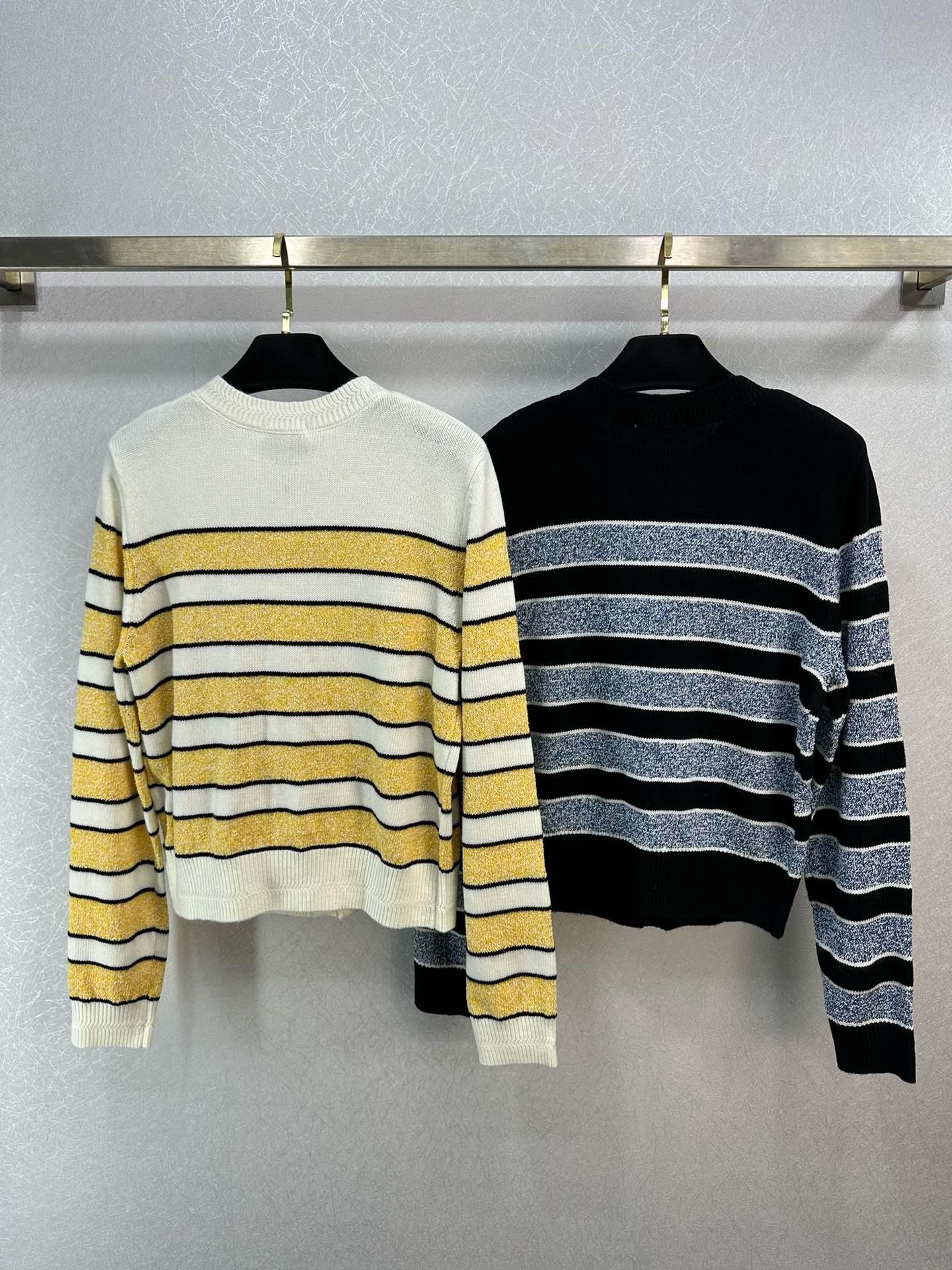 Роскошный кардиган Chanel с круглым вырезом и эмблемой, весна/лето 2024.