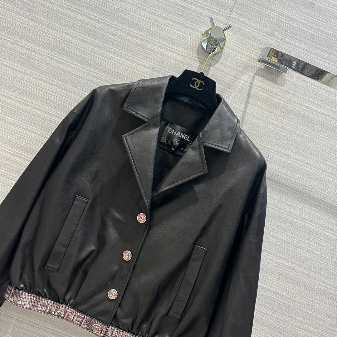 Куртка с воротником-лентой из коллекции Early Spring Resort Collection 2403-24 в стиле Chanel.