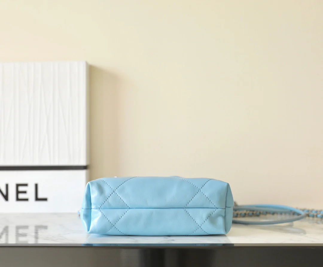 Новинка сезона весна/лето 2023 от Chanel - сумка 22 - мини - молочно-голубой