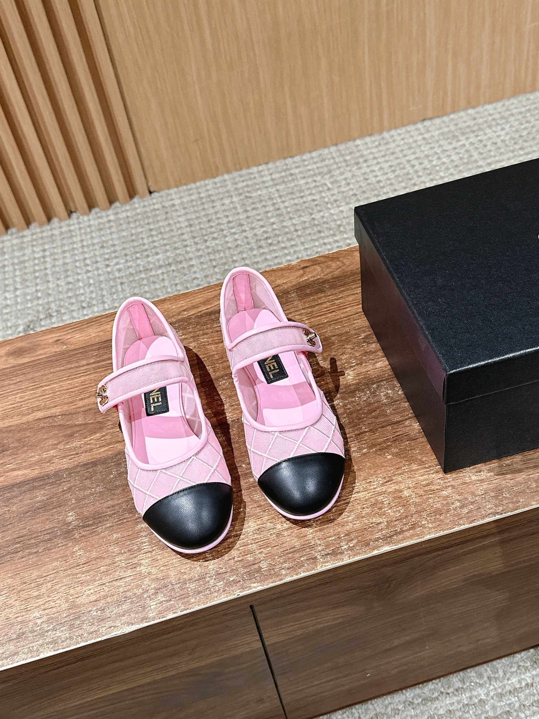 Новинка сезона весна/лето 2025 от Chanel - сетчатые туфли Мэри Джейн - розовые