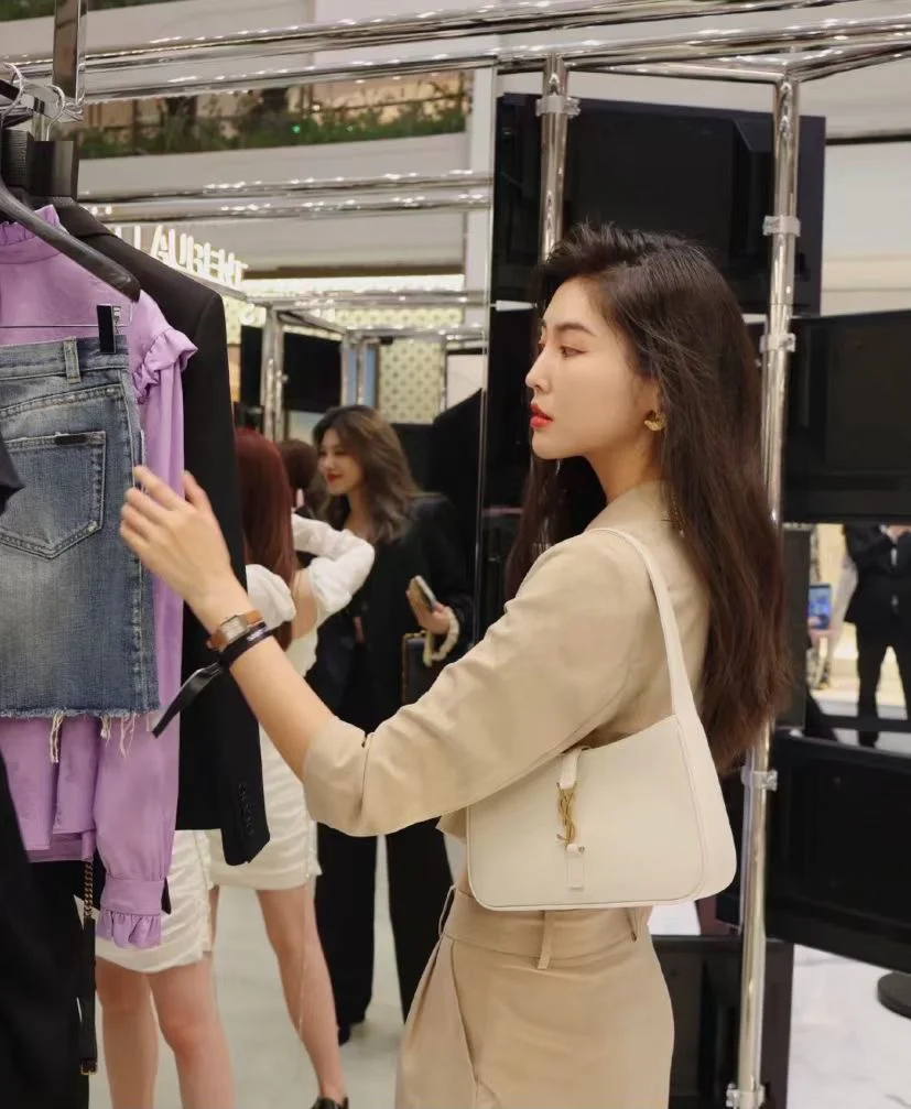 Сумка-седло YSL Plain Saddle Bag - белая с золотой фурнитурой.