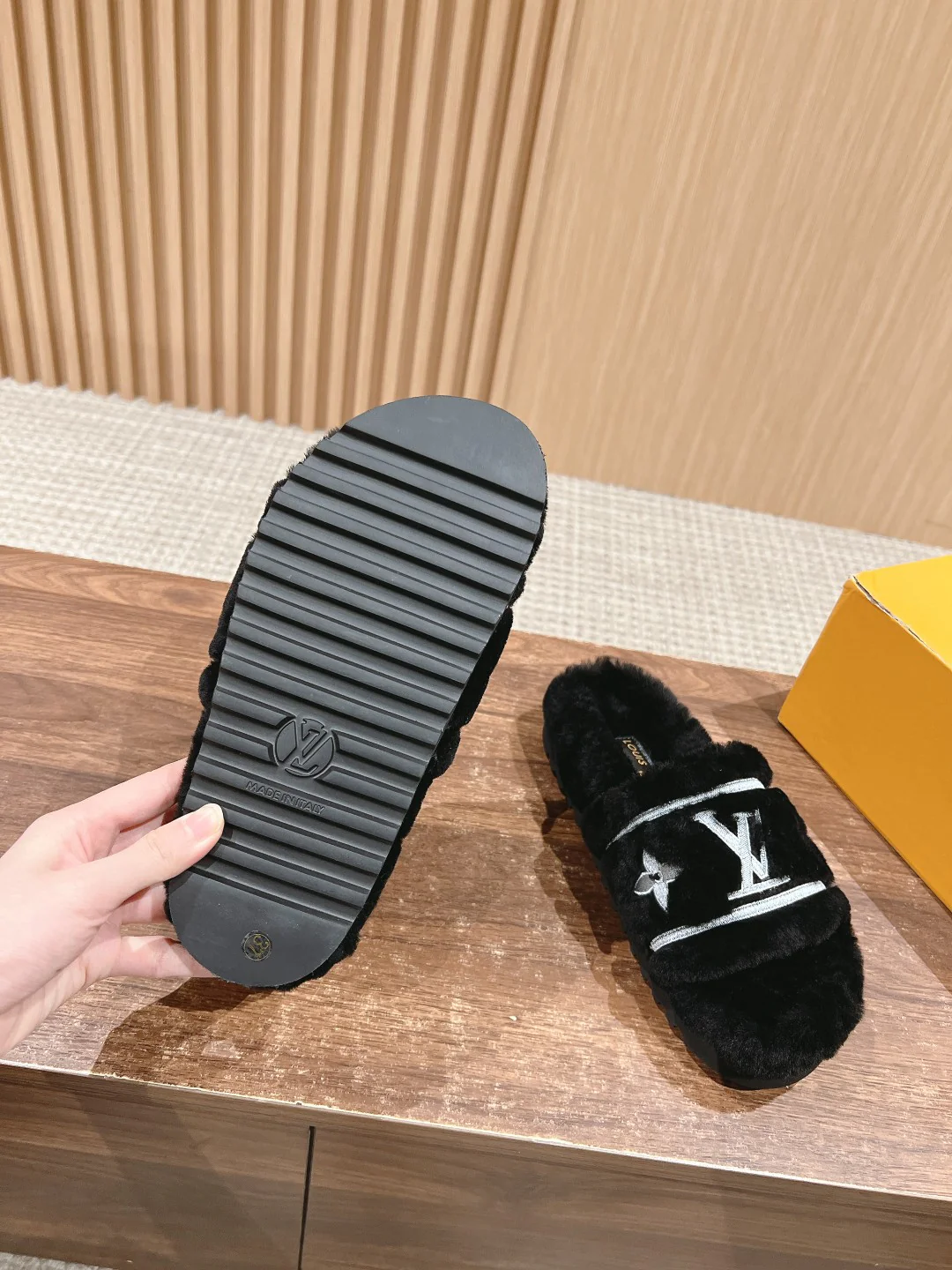 Шерстяные тапочки LV-2024 на плоской подошве - черные