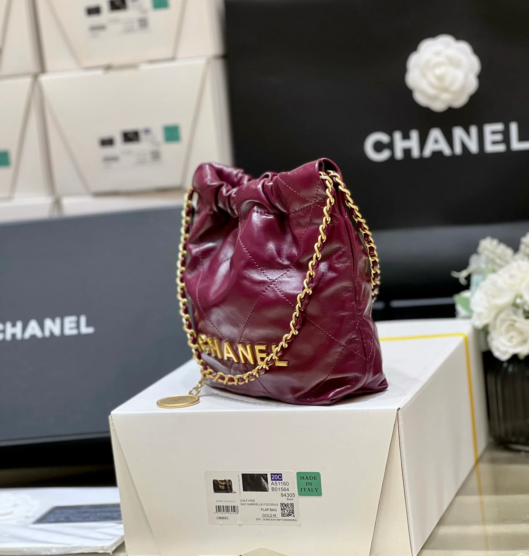Новинка сезона весна/лето 2023 от Chanel - сумка 22 - мини - бордовый - на фото.