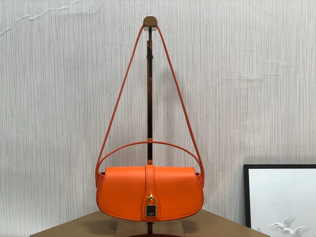 Мини-клатч Celine Tabou оранжевого цвета из зернистой коровьей кожи.