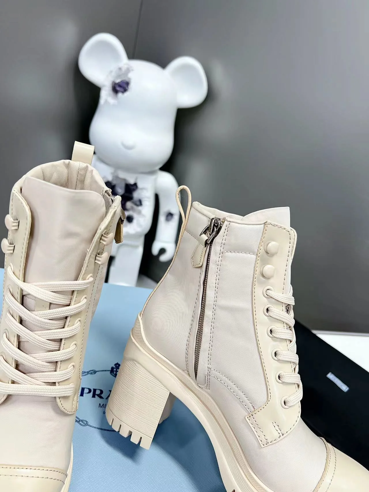 Новинка весны 2022 года от Prada: ботильоны на шнуровке и массивном каблуке — белые.