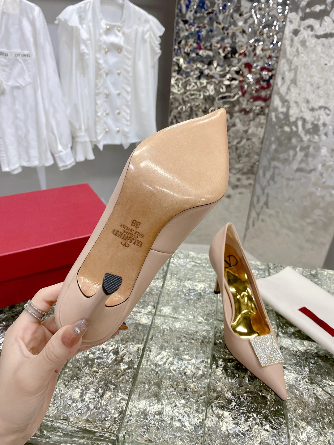 Новинка сезона ?Ранняя осень? от Valentino 2022 — туфли на высоком каблуке с пряжкой, украшенной стразами и заклепками.