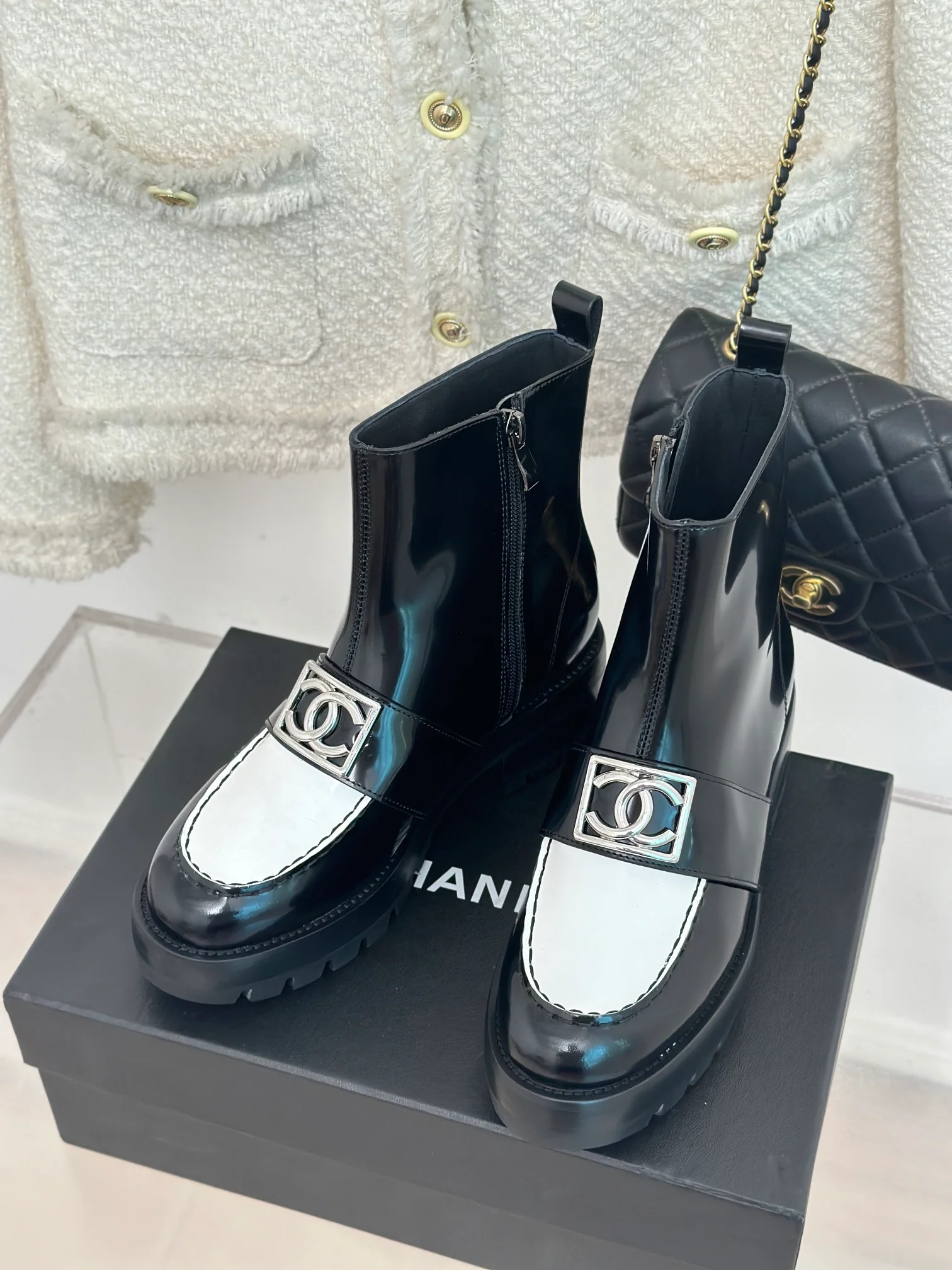 Новинка сезона осень/зима 2023 от Chanel - Ботильоны на массивном каблуке с квадратной пряжкой - Белые