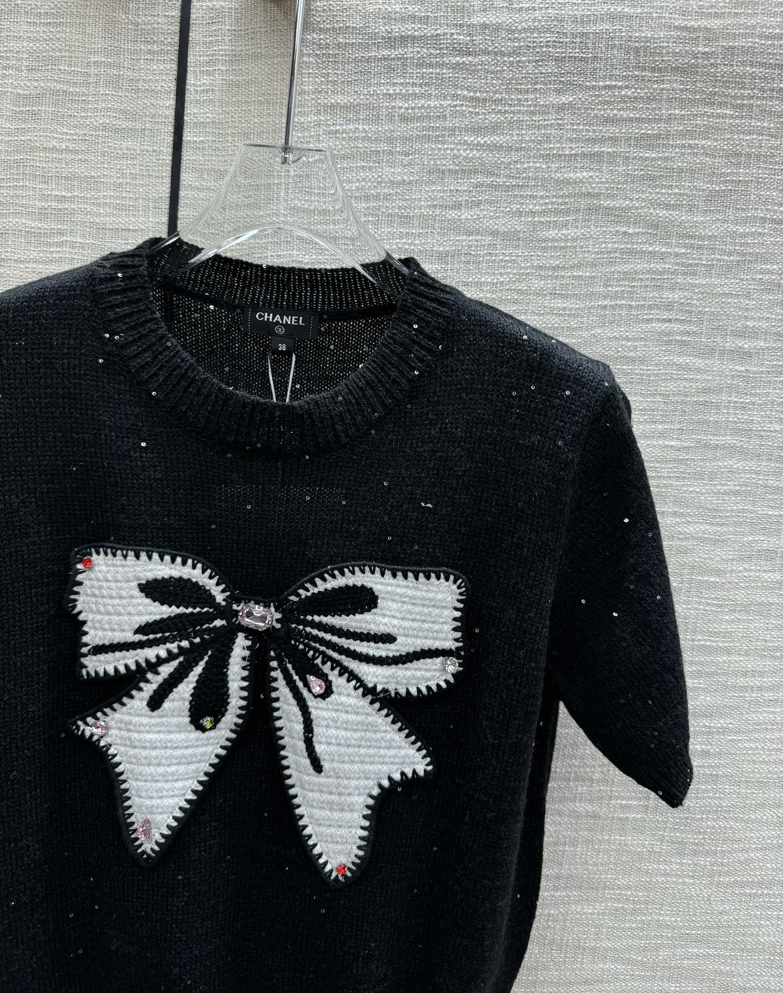 Футболка Chanel 2403 с вышитым бантом, трикотажная, с короткими рукавами, черная.